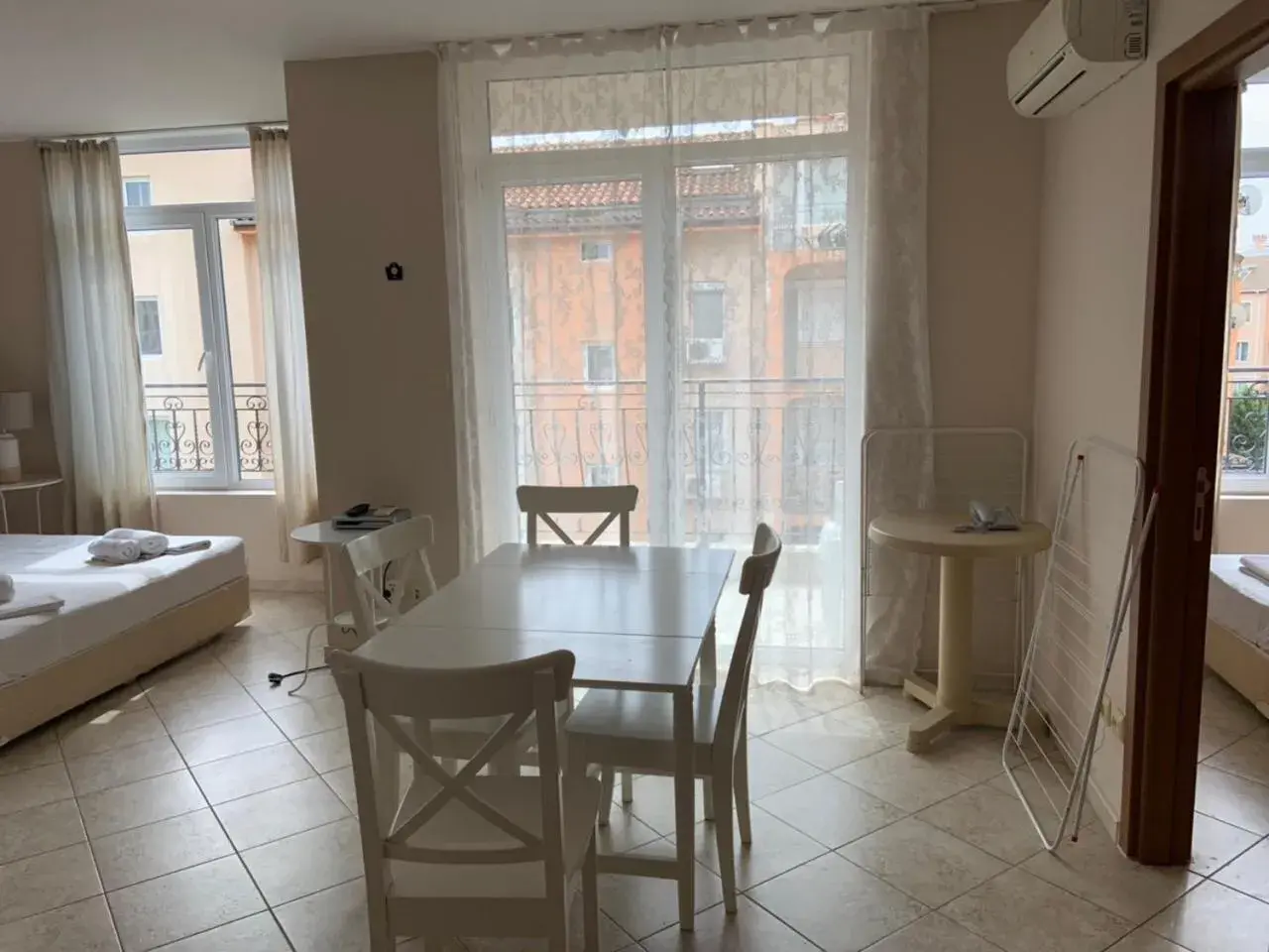 Dining area, Bed in Dawn Park Complex Dining area, Bed in Dawn Park Complex