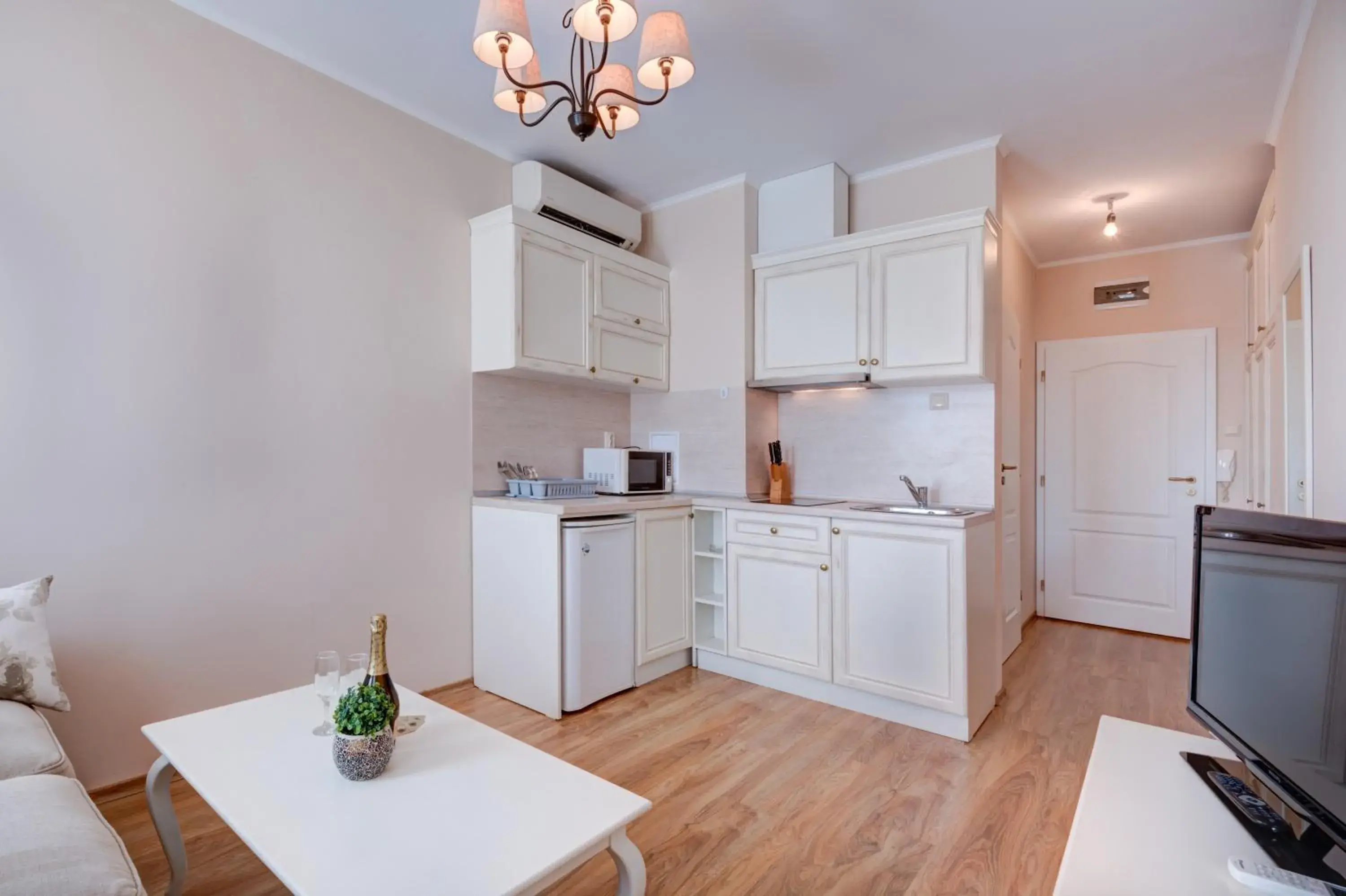 One-Bedroom Apartment with Balcony (2 Adults + 2 Children) in Dawn Park Complex One-Bedroom Apartment with Balcony (2 Adults + 2 Children) in Dawn Park Complex