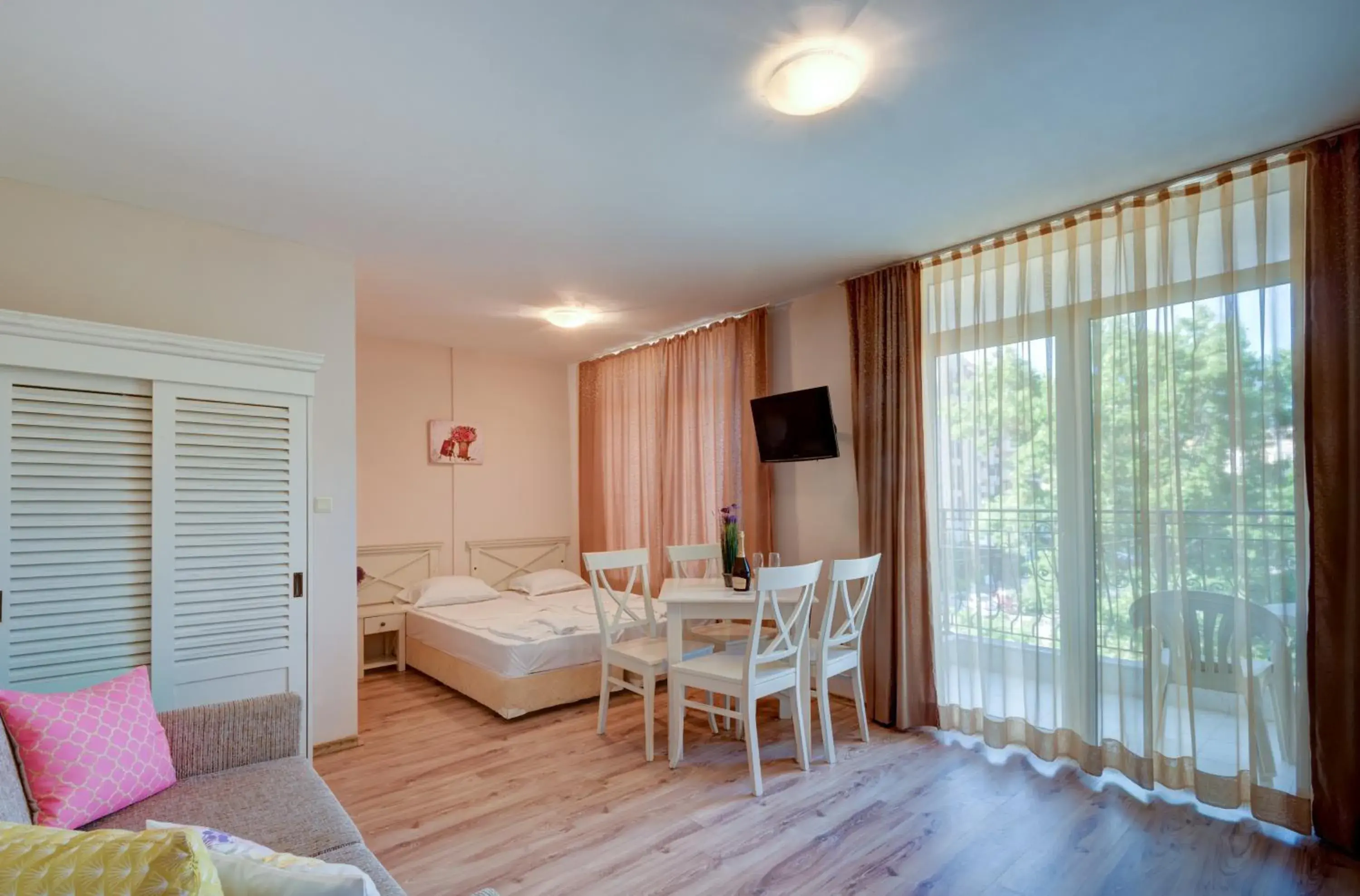 Bed in Dawn Park Complex Bed in Dawn Park Complex