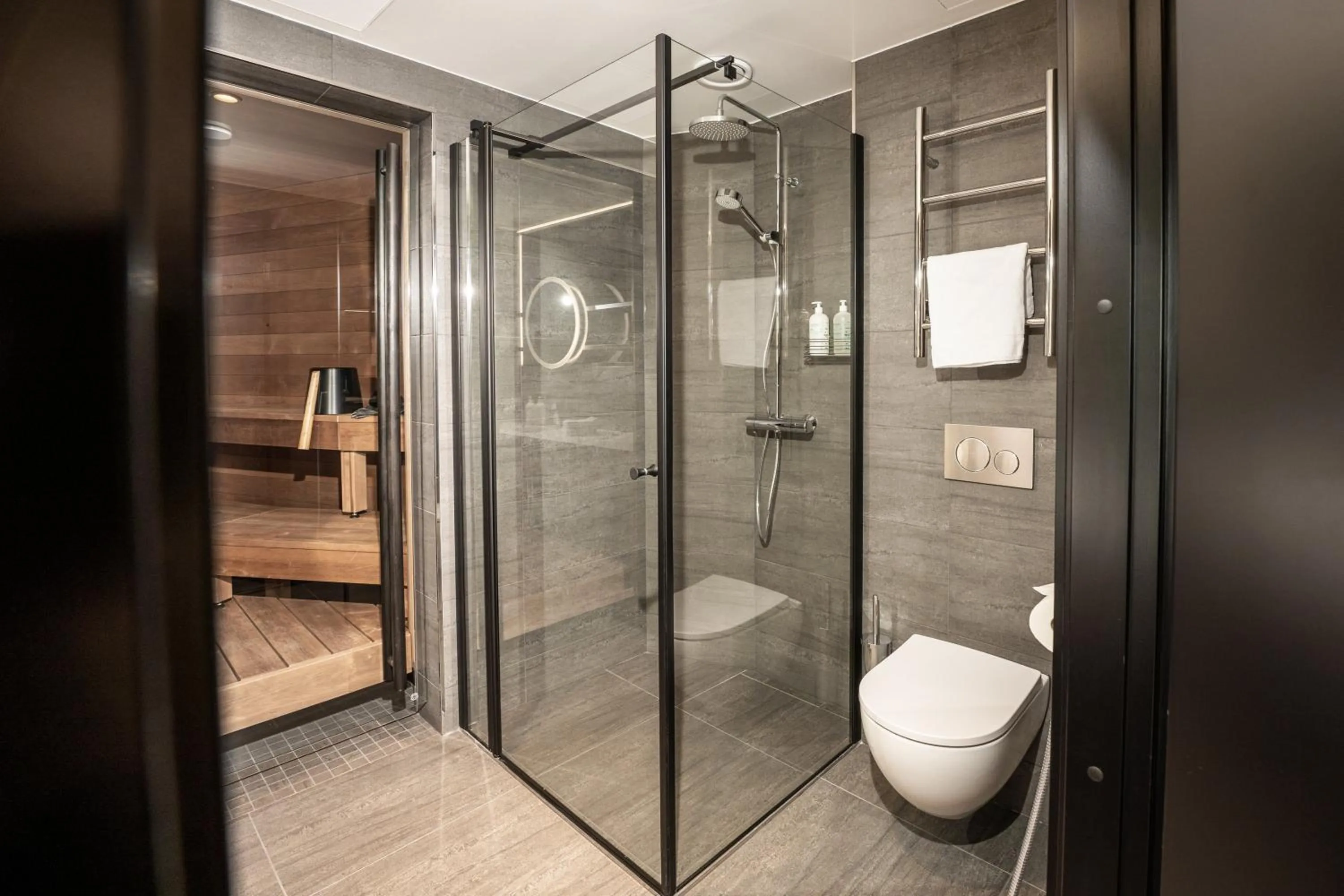 Shower in Break Sokos Hotel Bomba