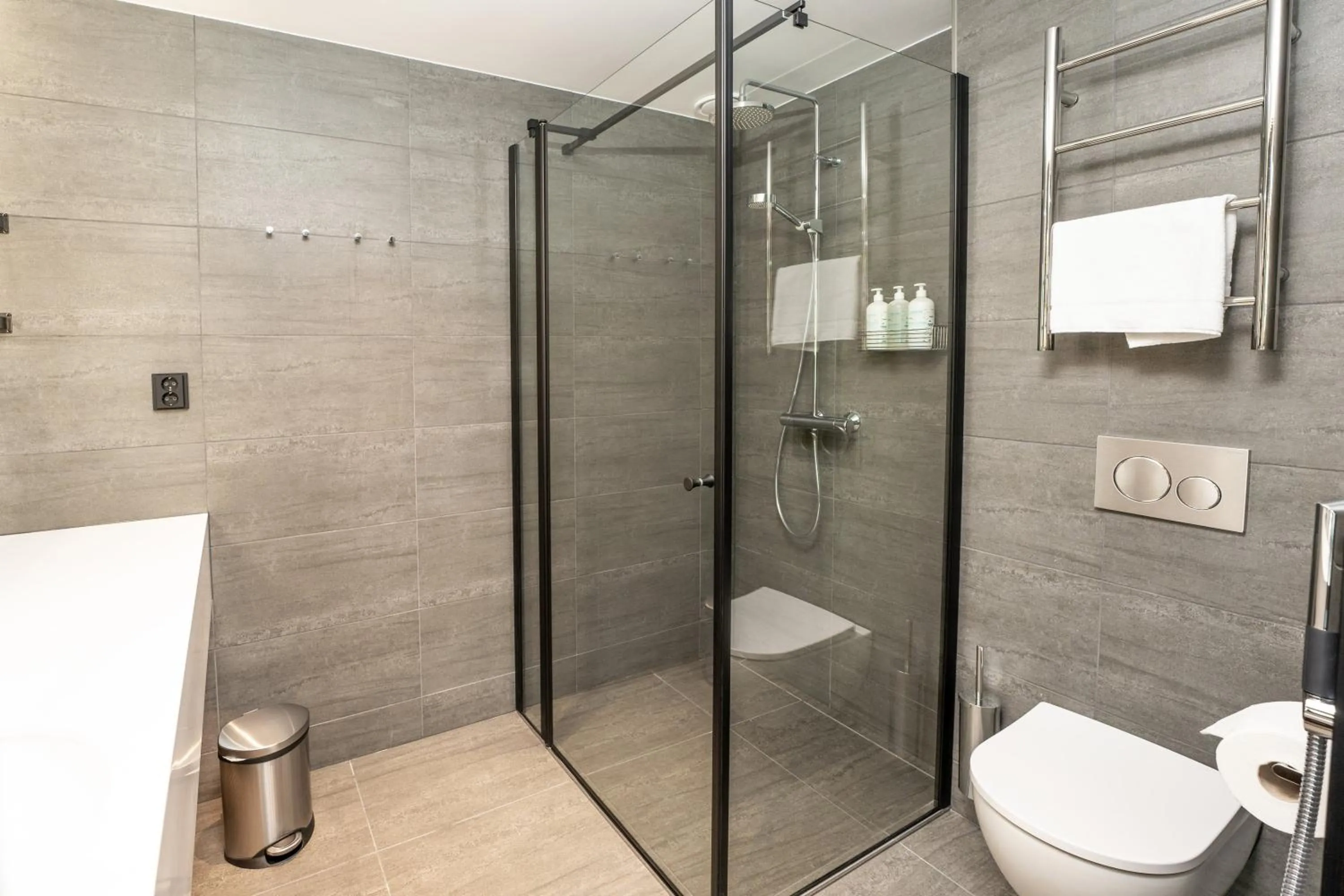 Shower in Break Sokos Hotel Bomba