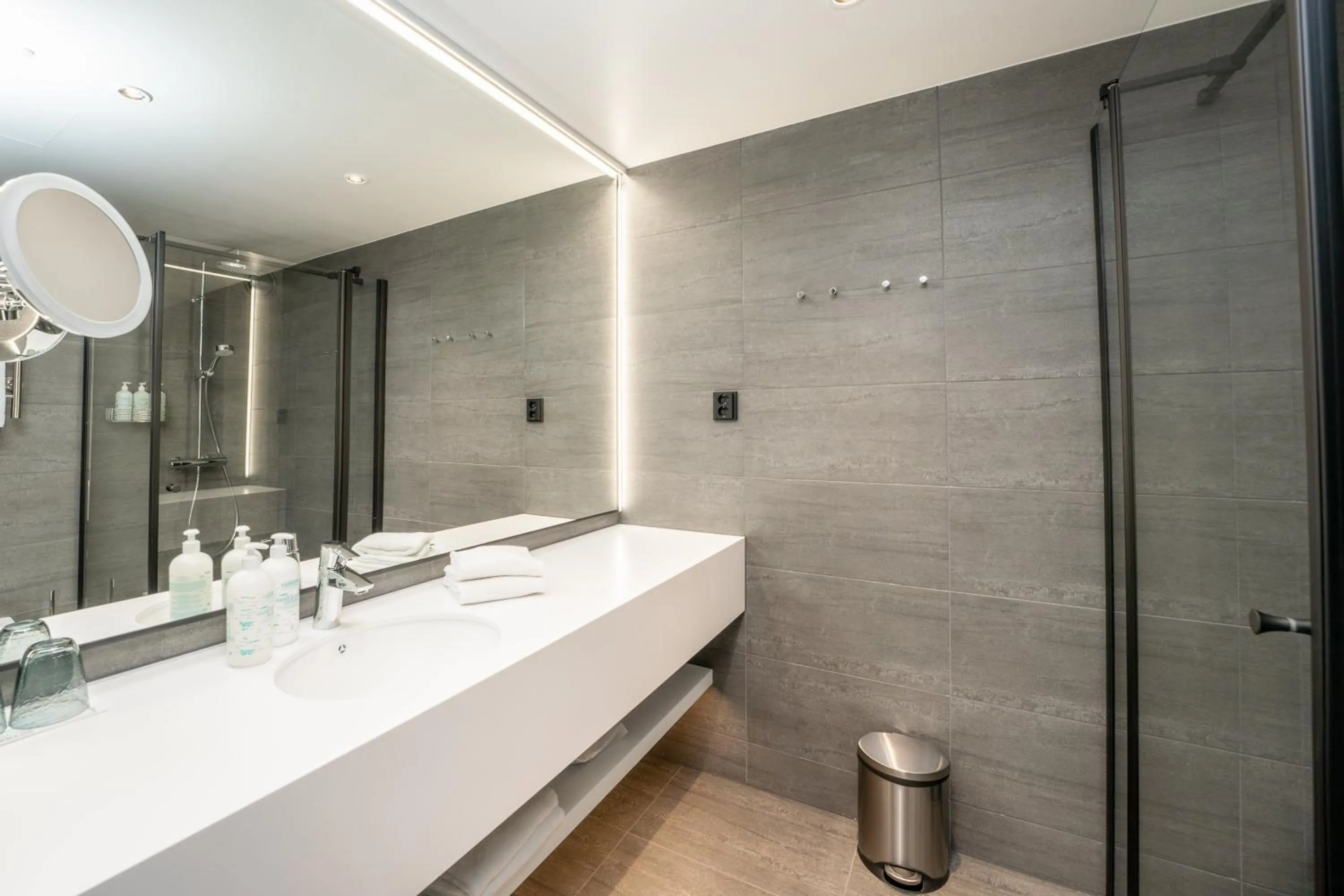 Shower in Break Sokos Hotel Bomba