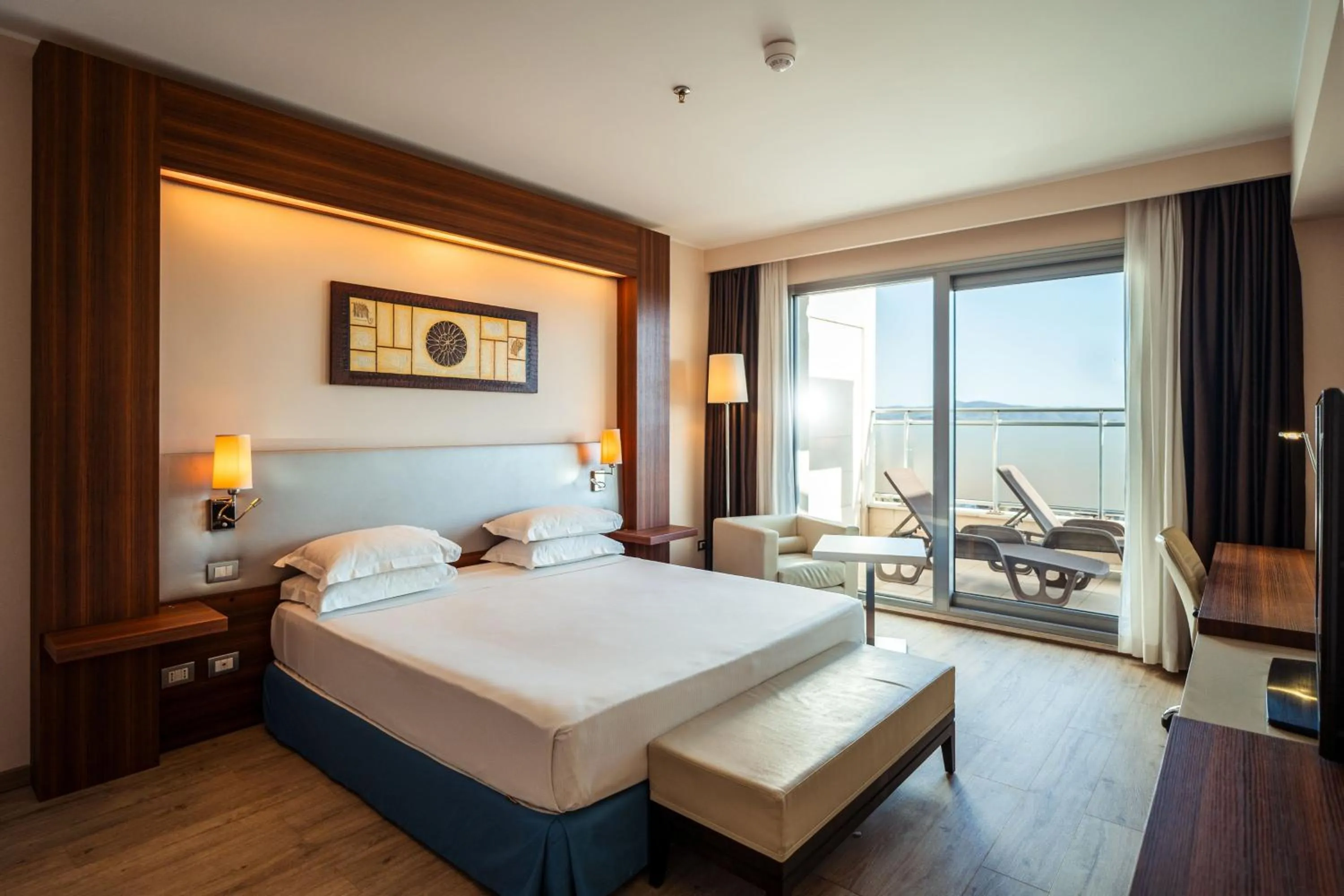 Photo of the whole room, Bed in DoubleTree By Hilton Olbia