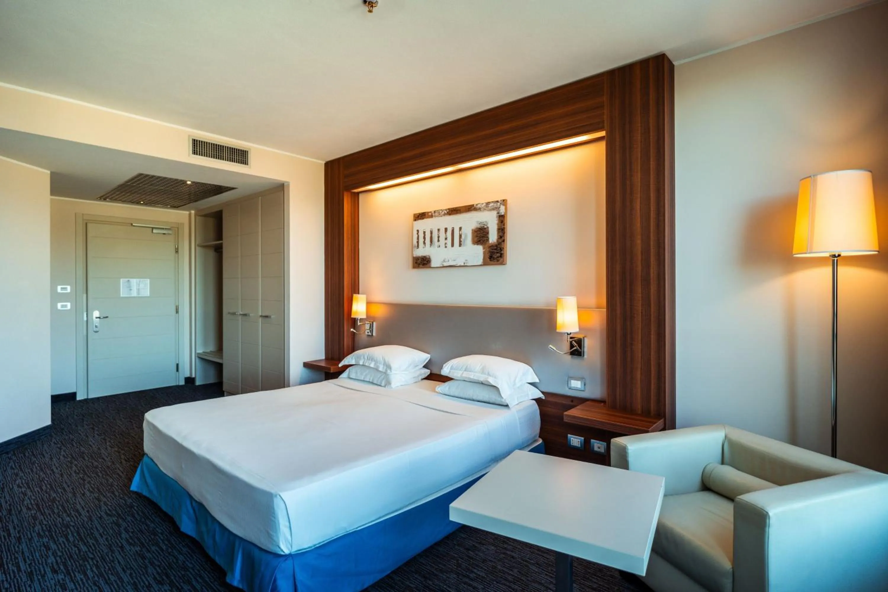 Photo of the whole room, Bed in DoubleTree By Hilton Olbia