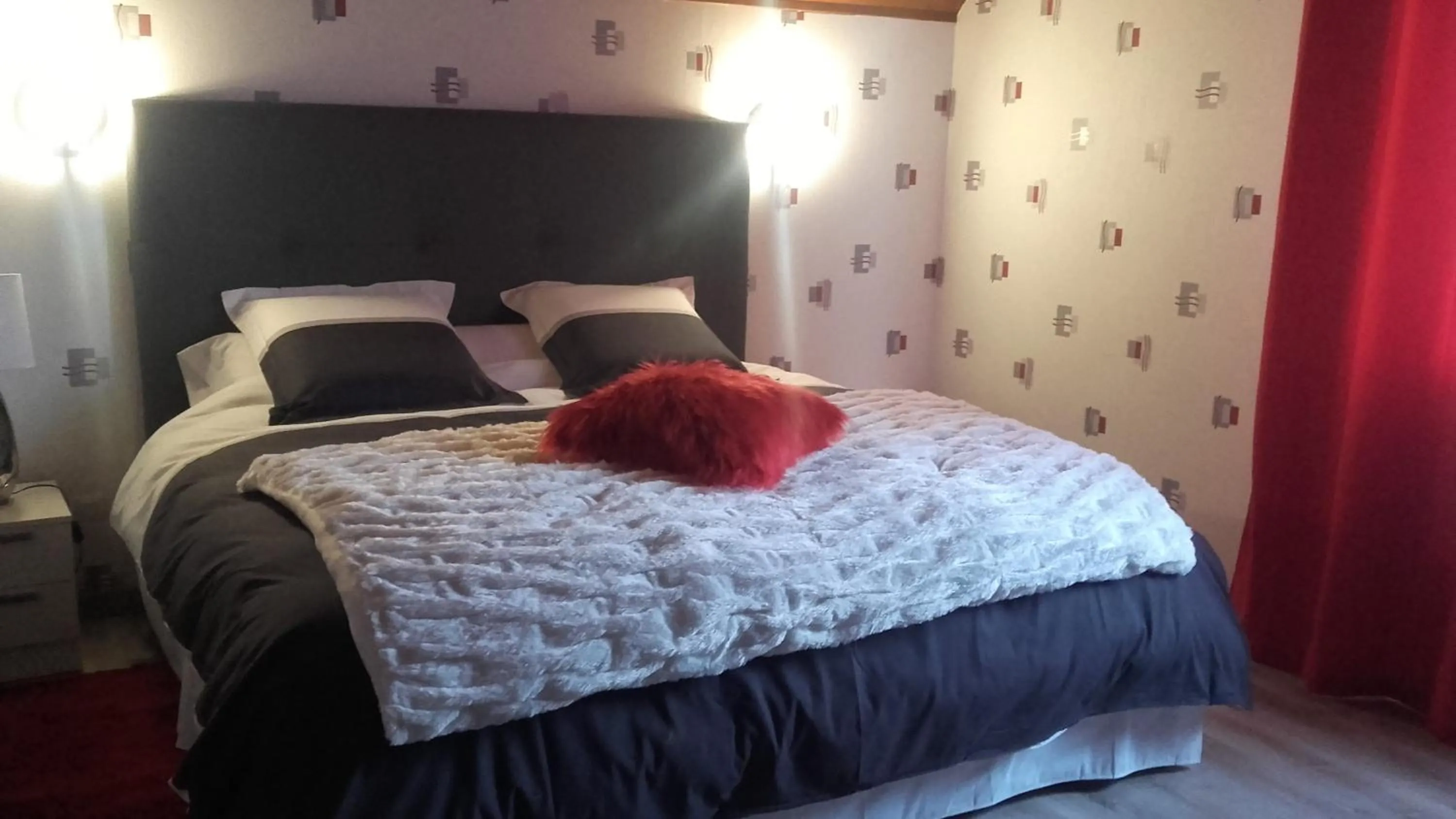 Bed in Chambres du Jardin Fleuri