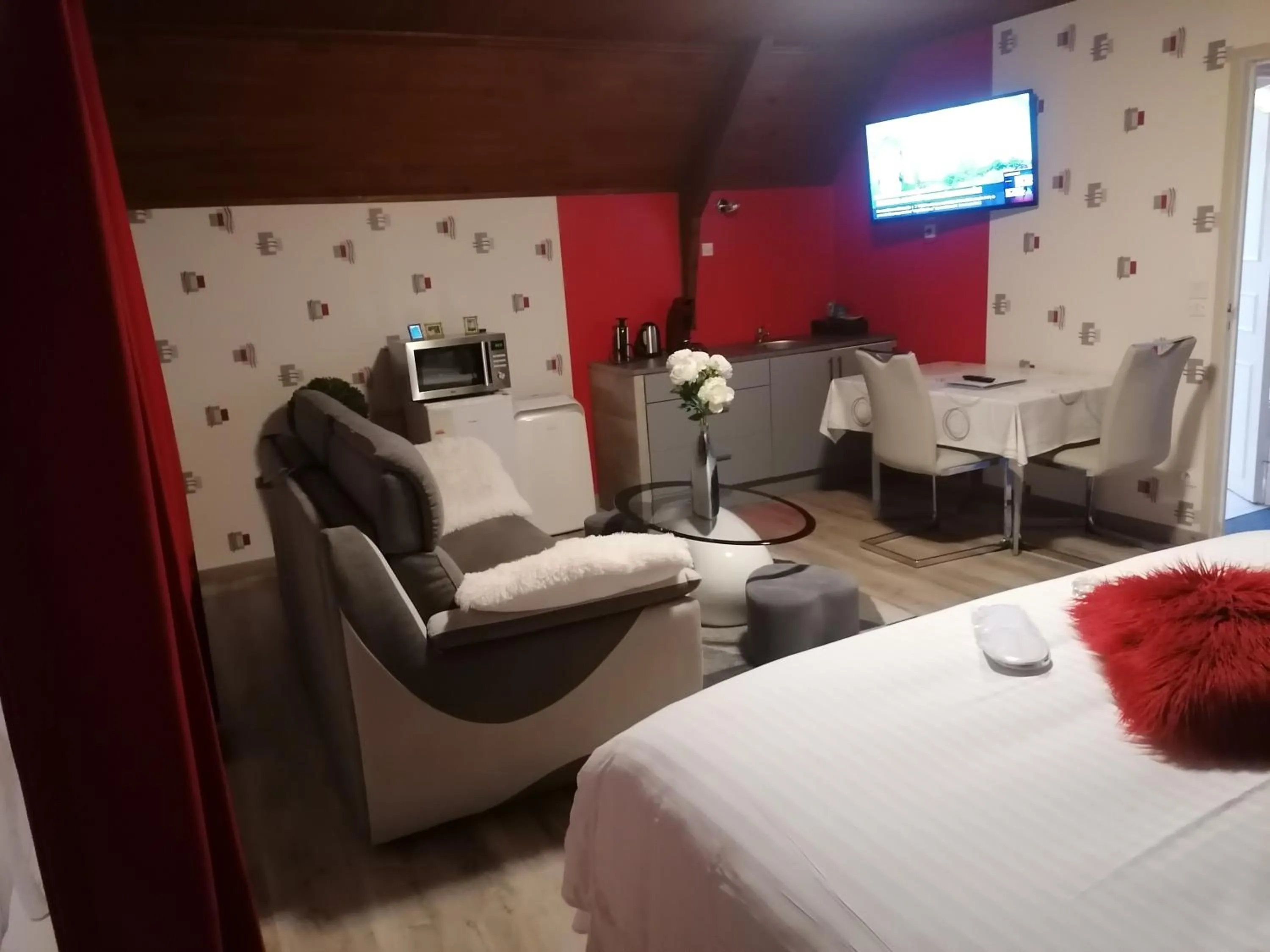 Bed in Chambres du Jardin Fleuri