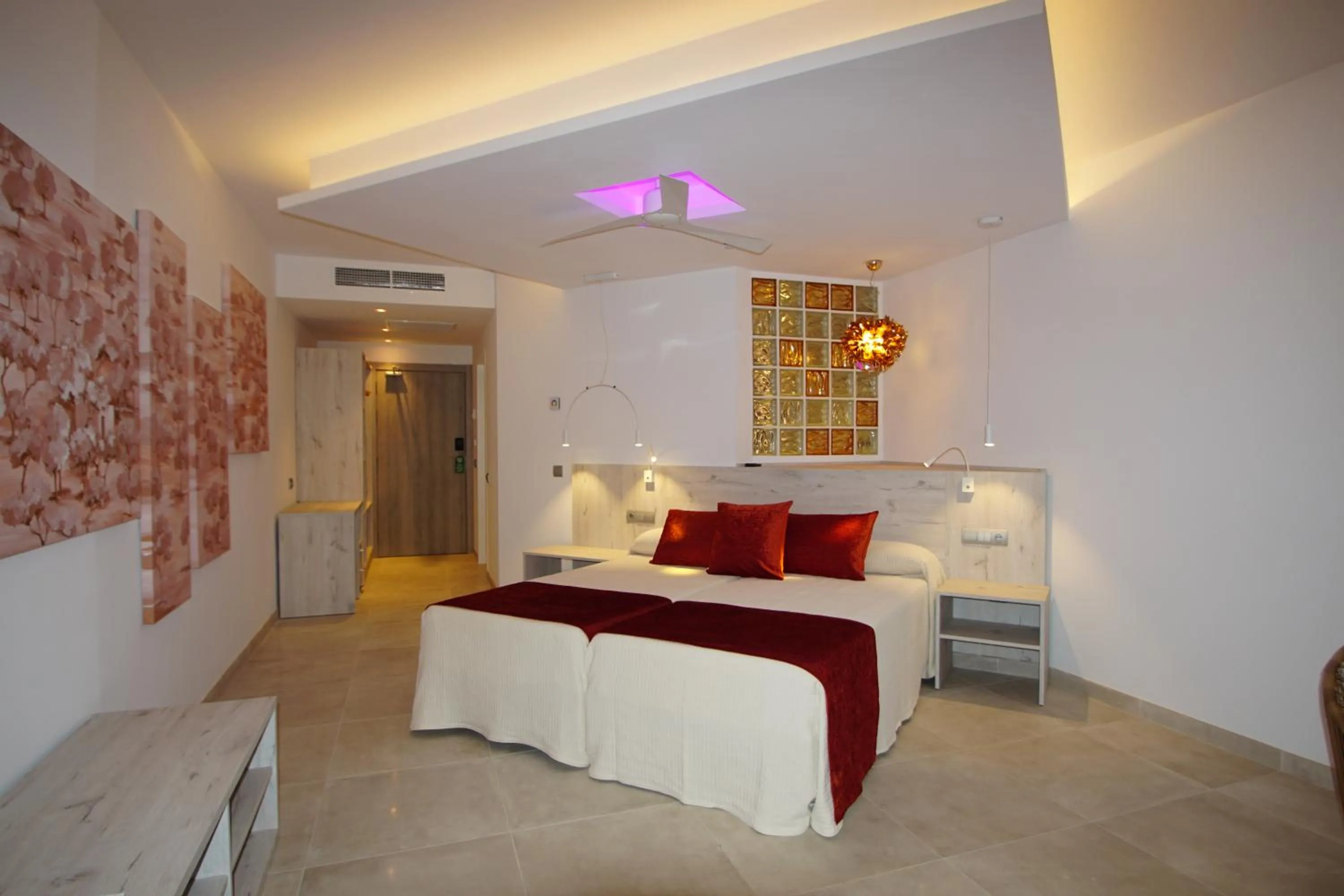 Photo of the whole room, Bed in Hotel Abrat