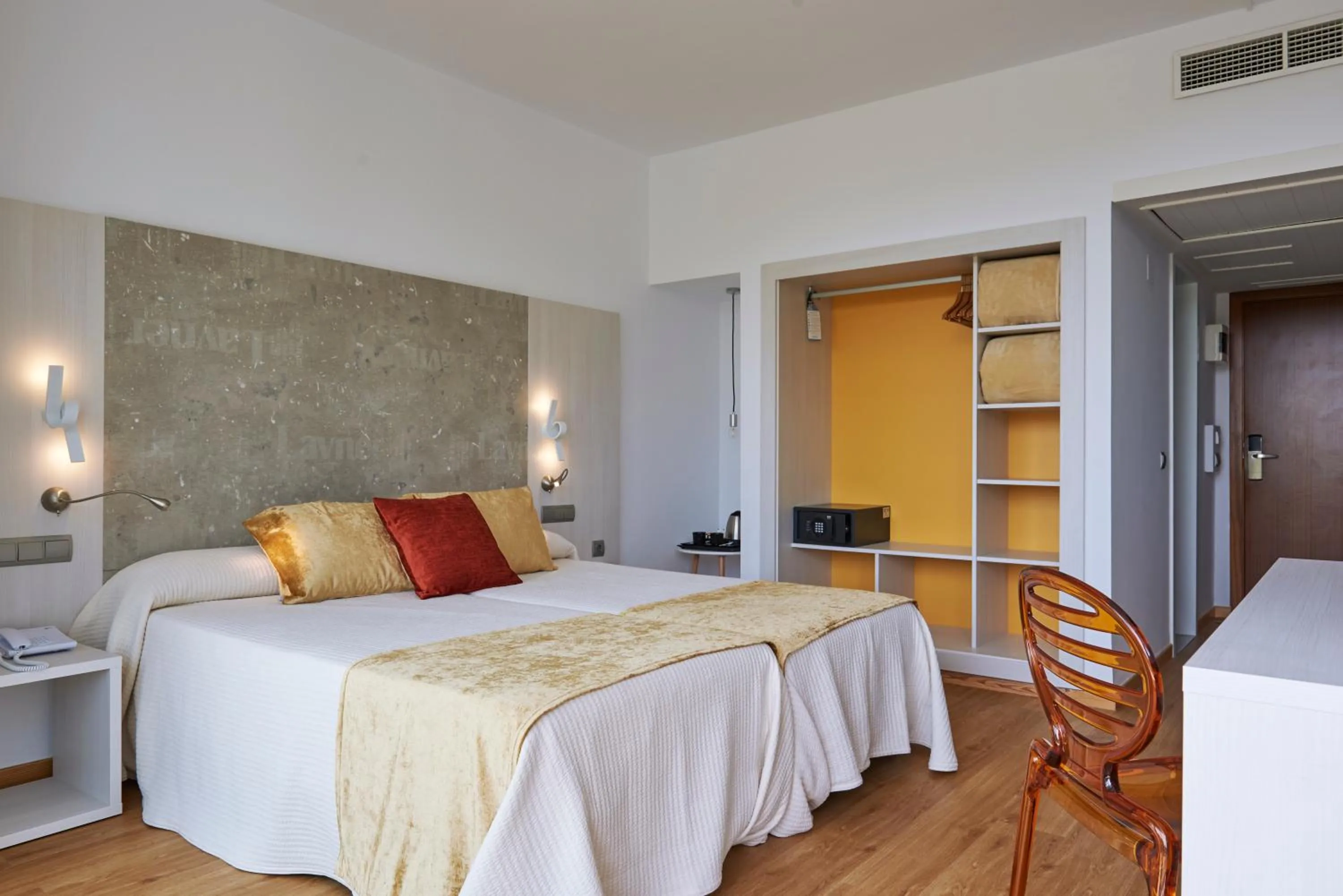 Photo of the whole room, Bed in Hotel Abrat