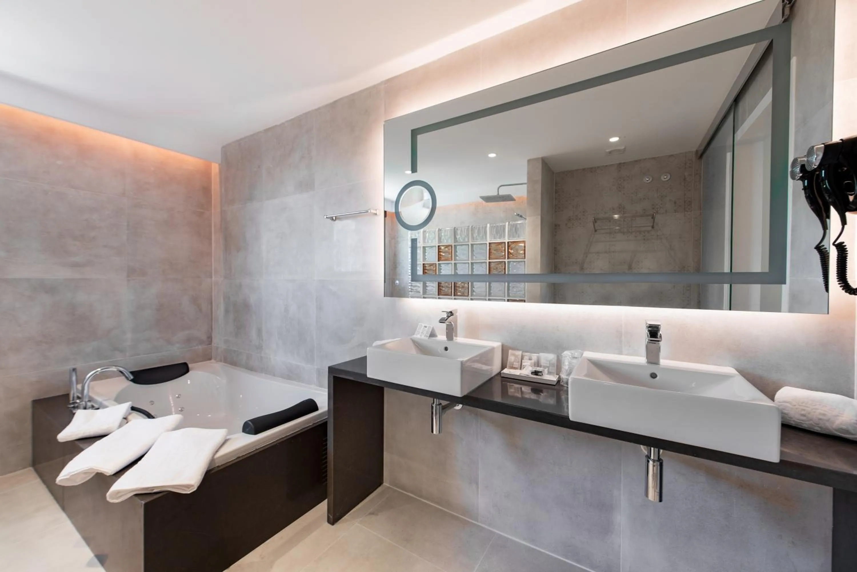 Bathroom in Hotel Abrat