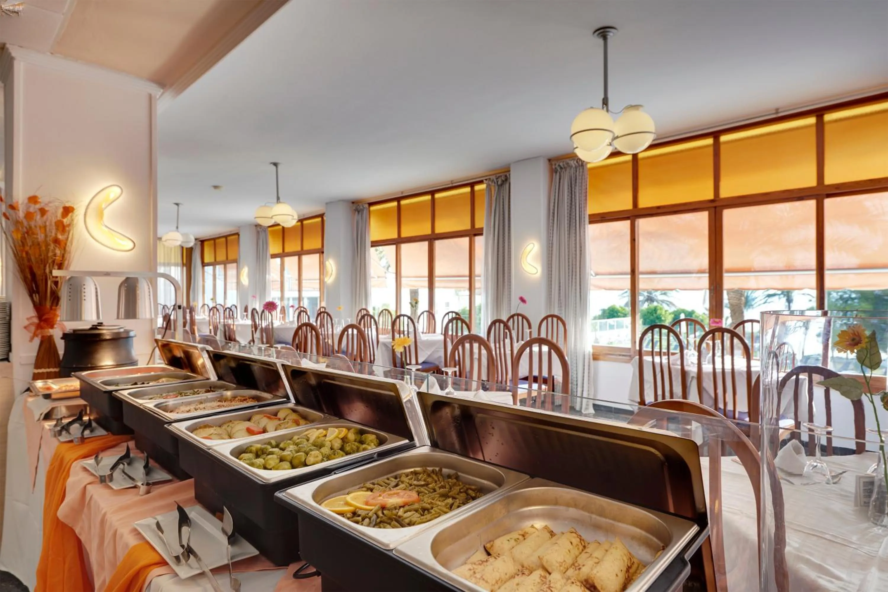 Restaurant/places to eat in Hotel Abrat