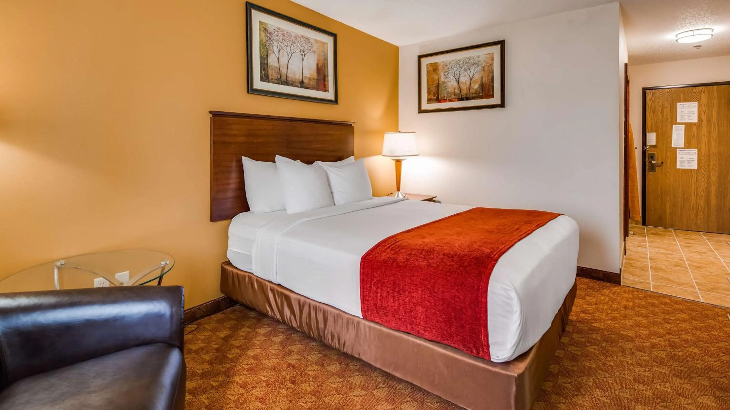 Bedroom, Bed in Best Western Lakewood Inn