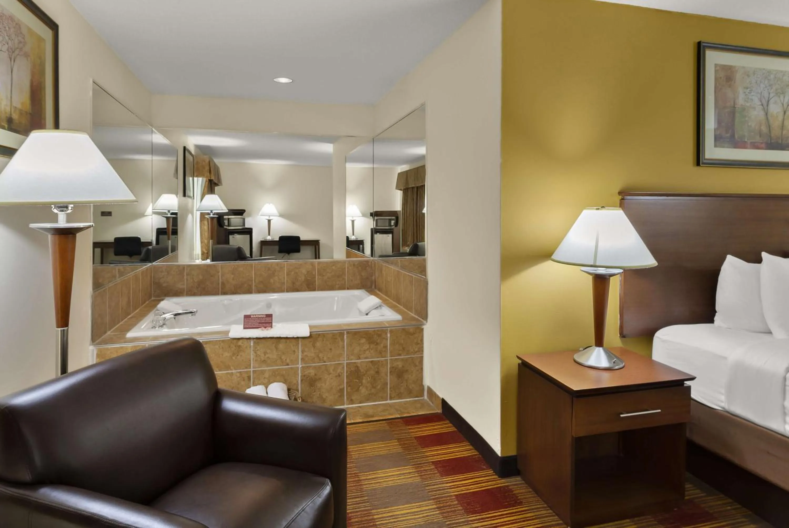 Bathroom, Bed in Best Western Lakewood Inn