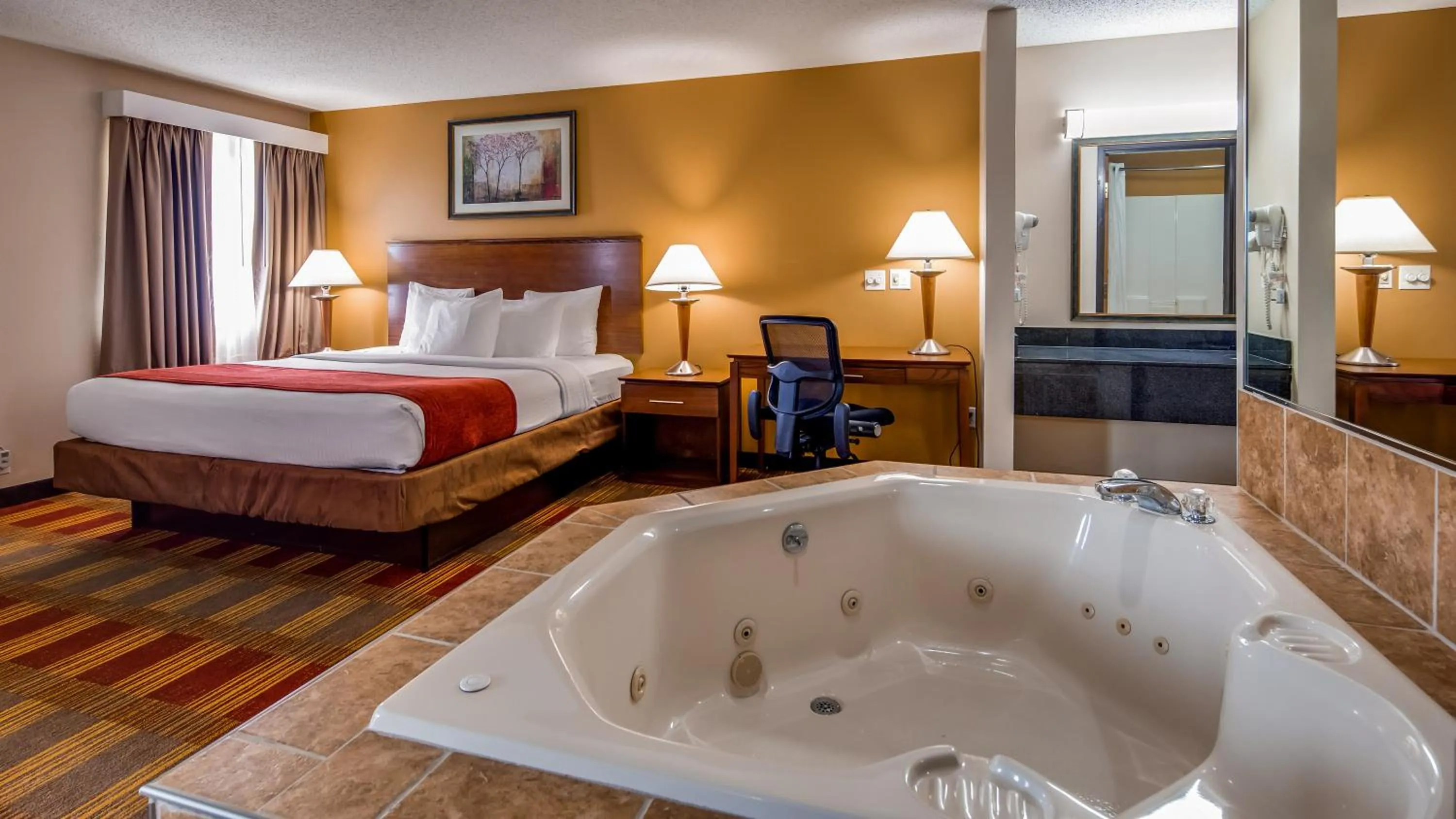 Hot Tub, Bed in Best Western Lakewood Inn
