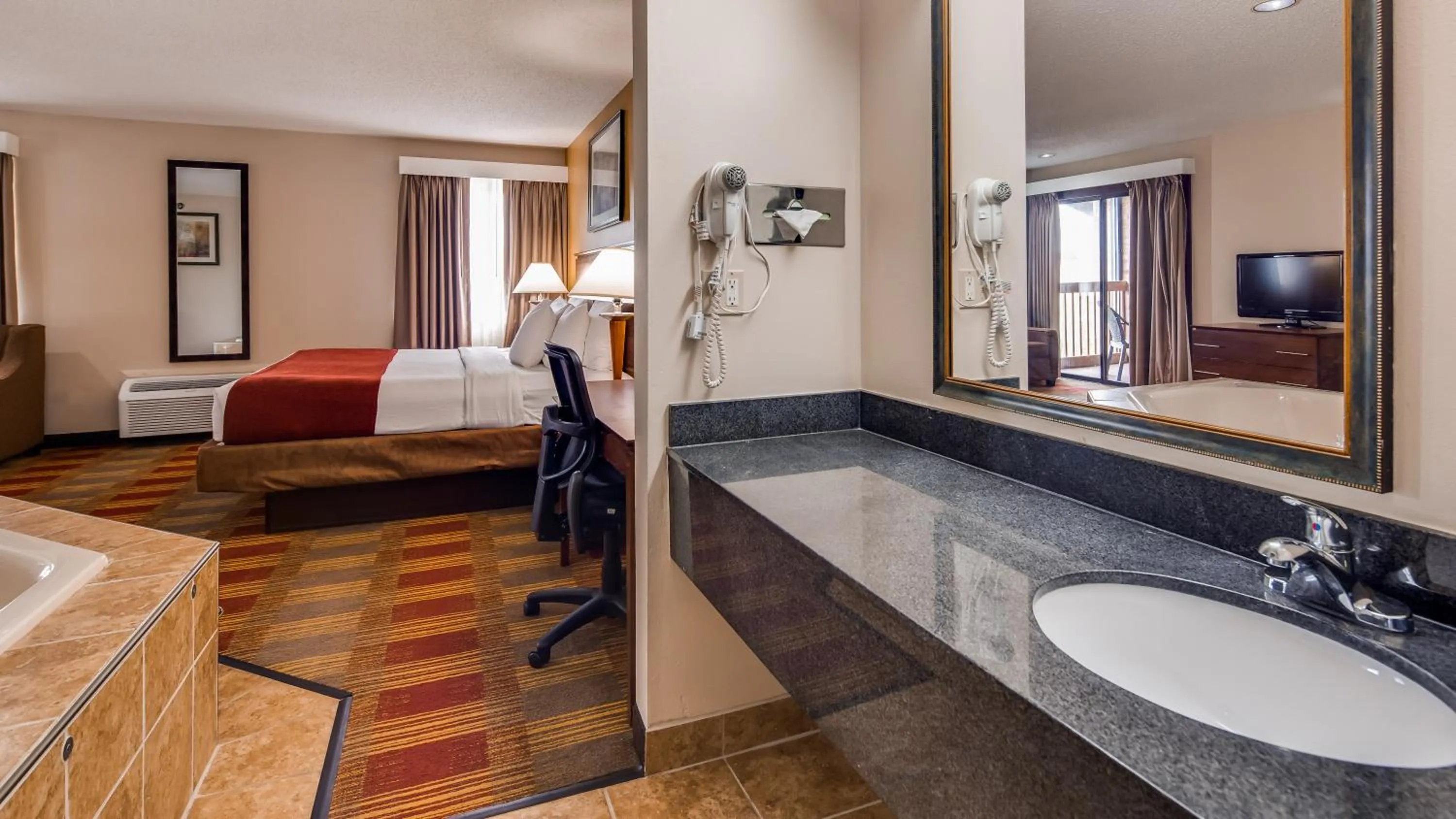 Bed in Best Western Lakewood Inn