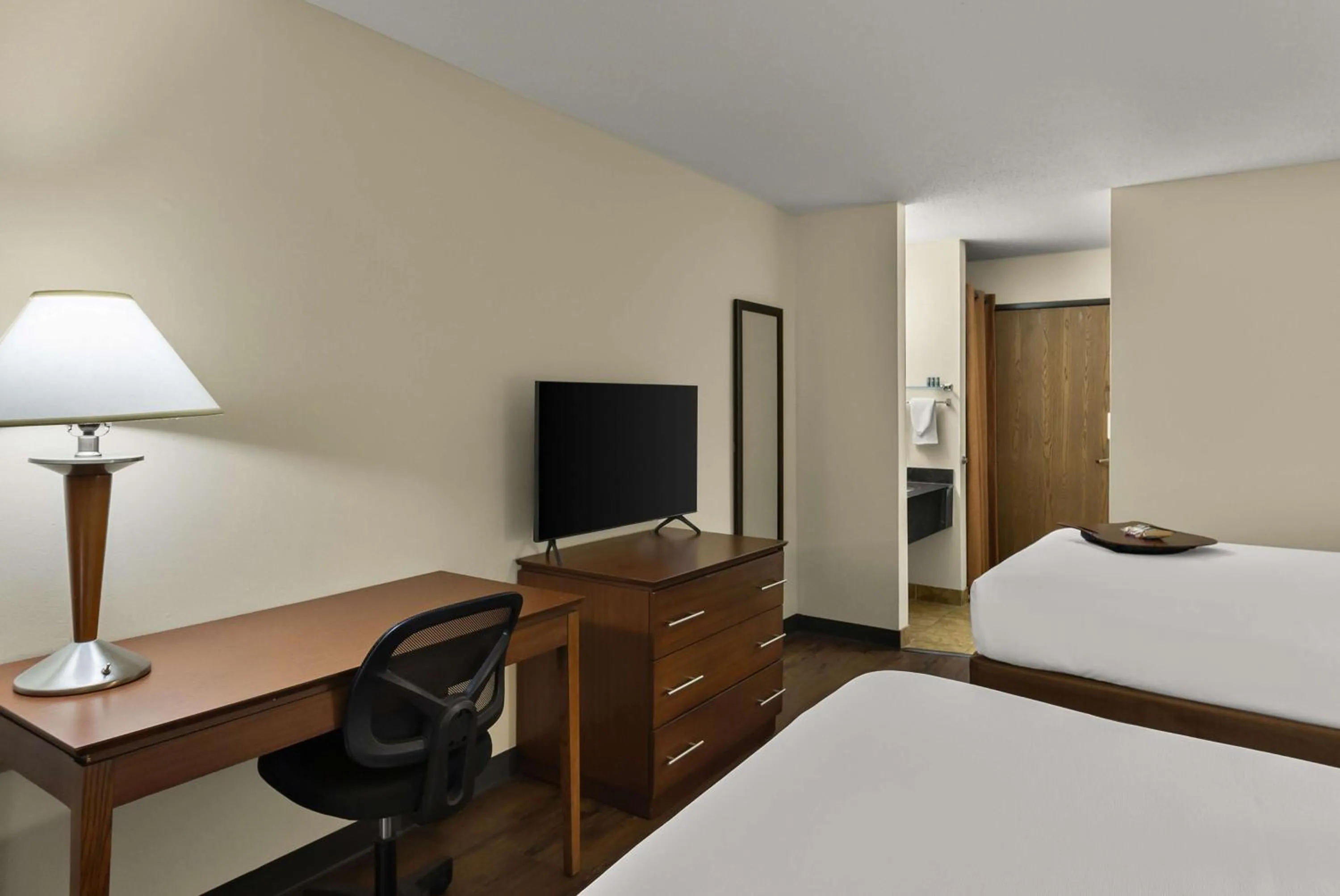 Bedroom, Bed in Best Western Lakewood Inn