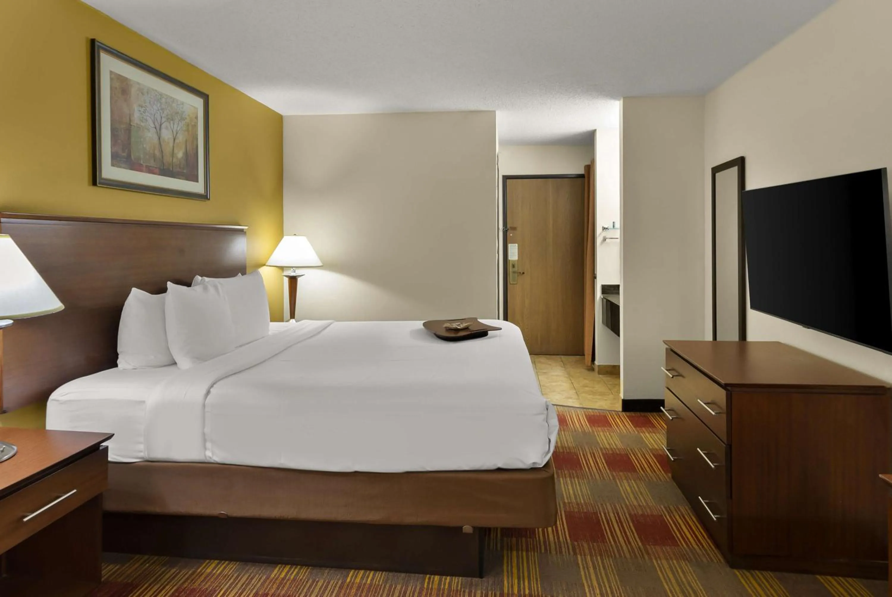 Bedroom, Bed in Best Western Lakewood Inn