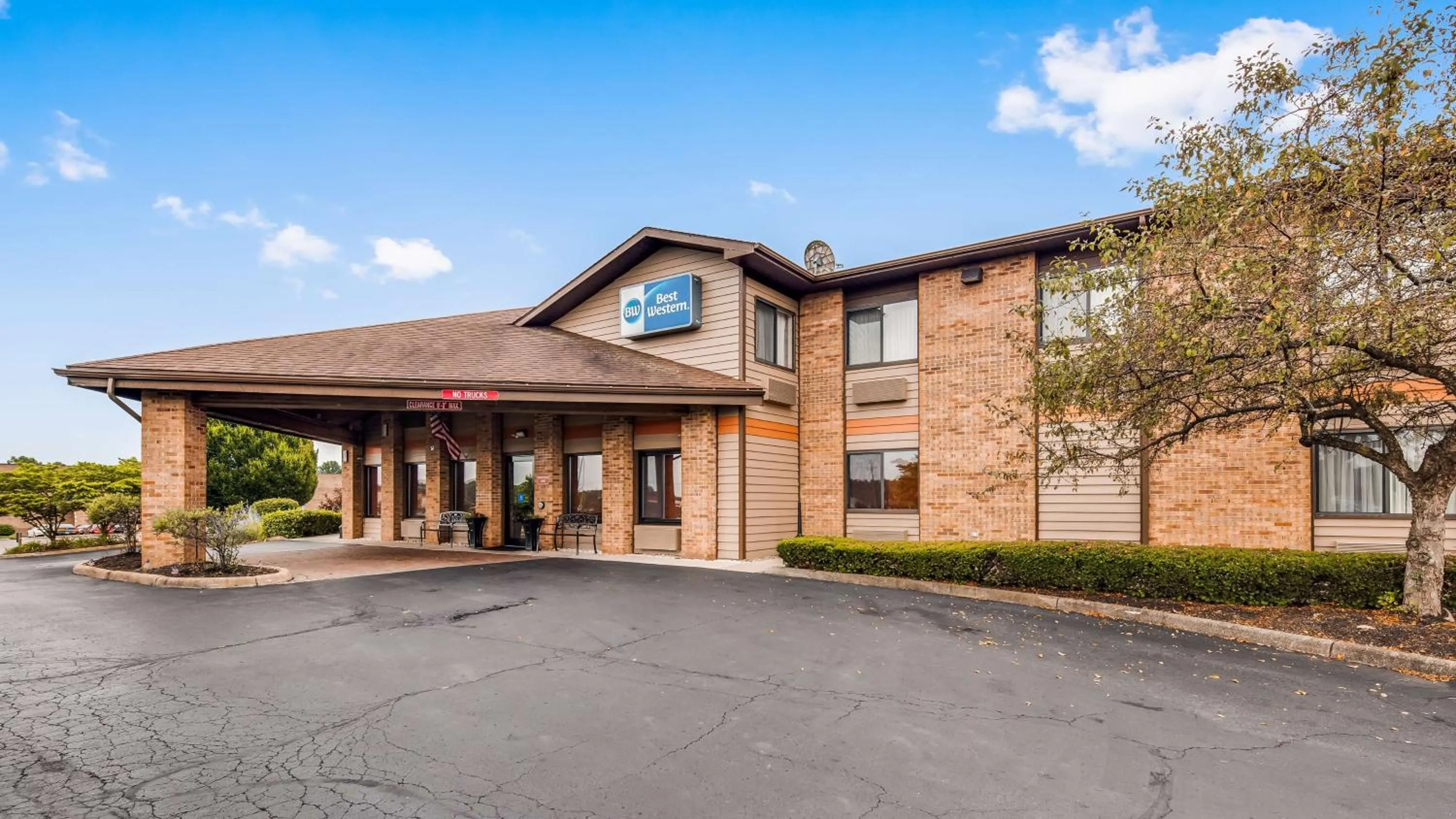 Property building in Best Western Lakewood Inn