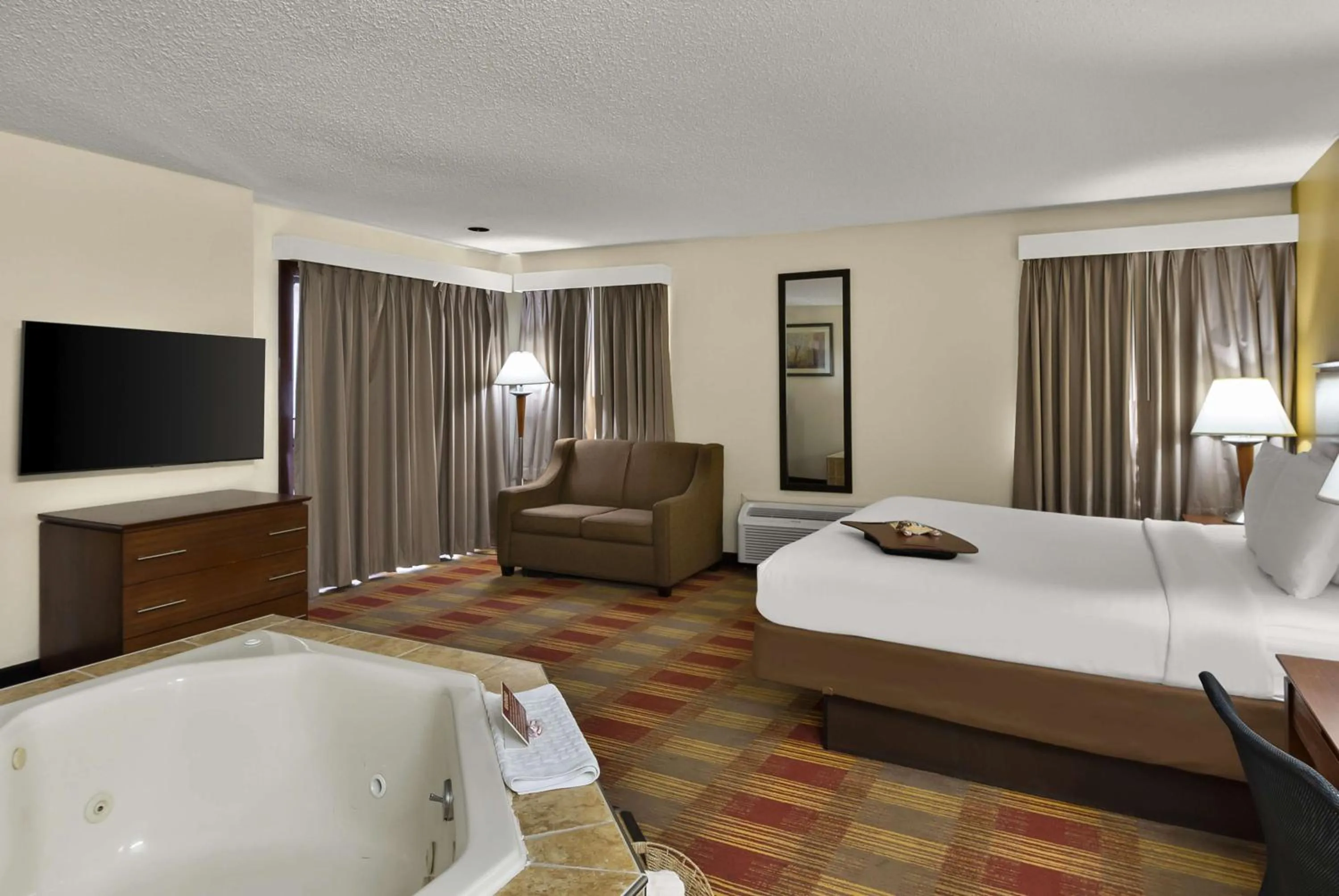 Photo of the whole room, Bed in Best Western Lakewood Inn