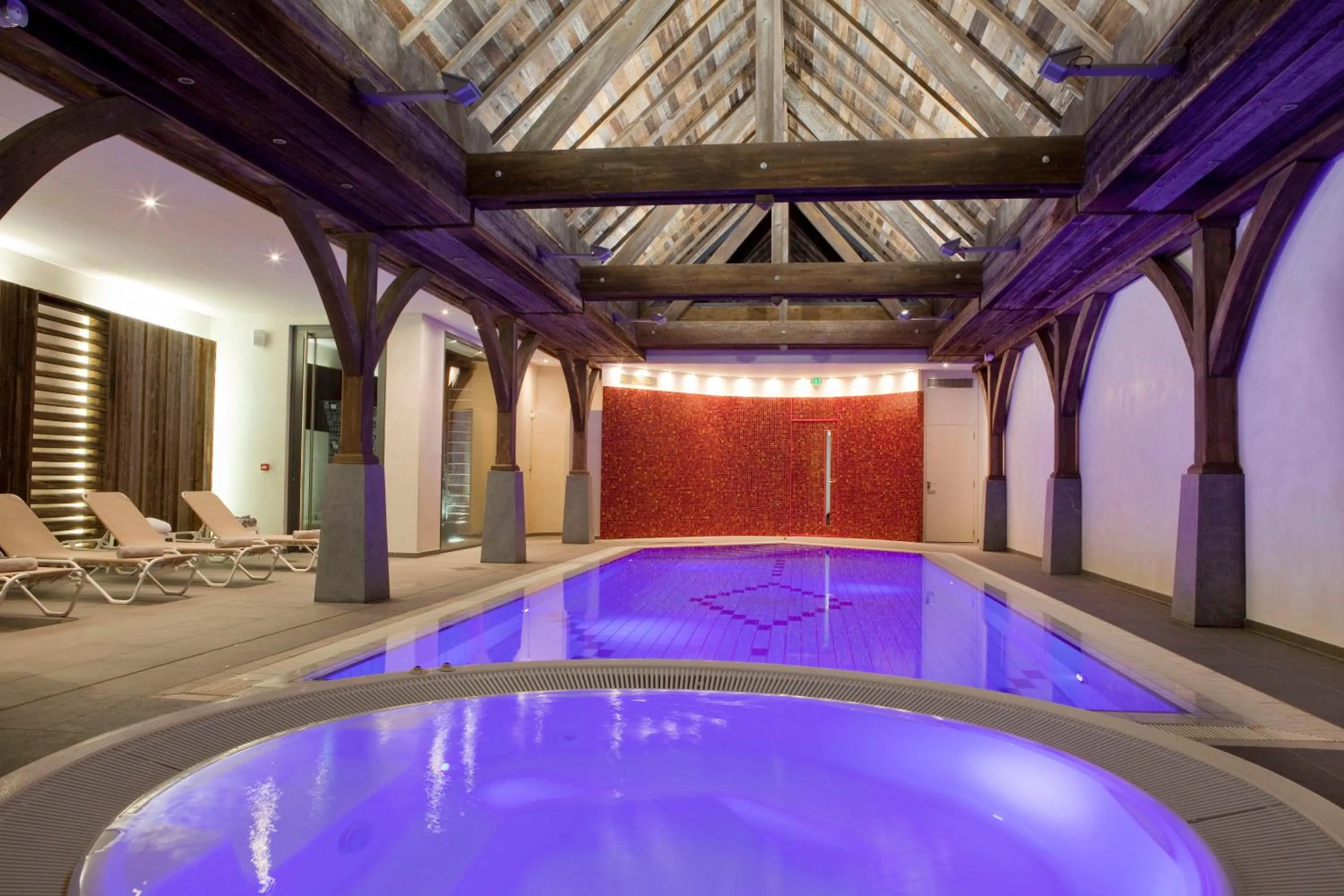 Swimming pool in Logis Hotel Le Parc & Spa