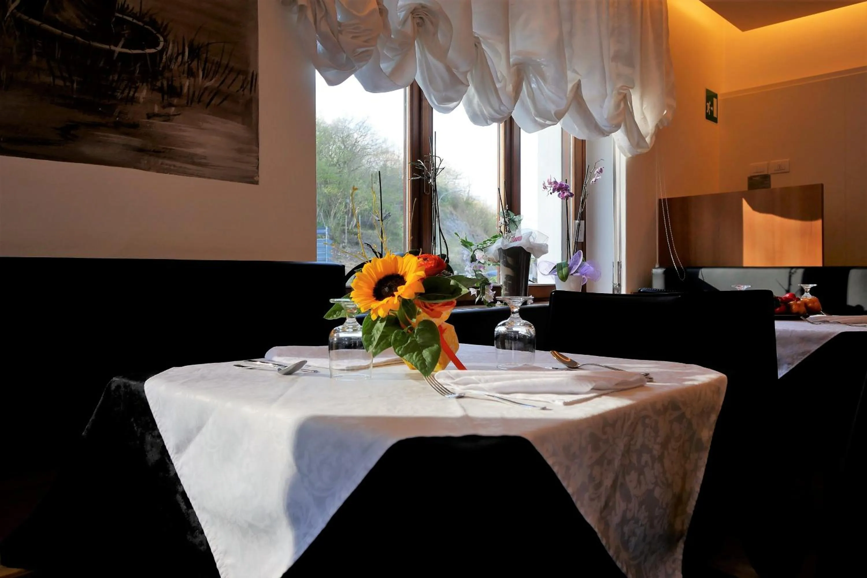 Restaurant/places to eat in Albergo De March