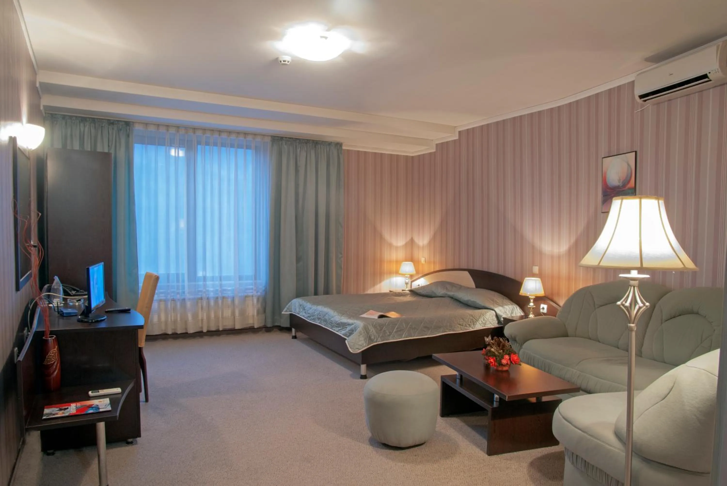 Photo of the whole room, Bed in Luxor Hotel