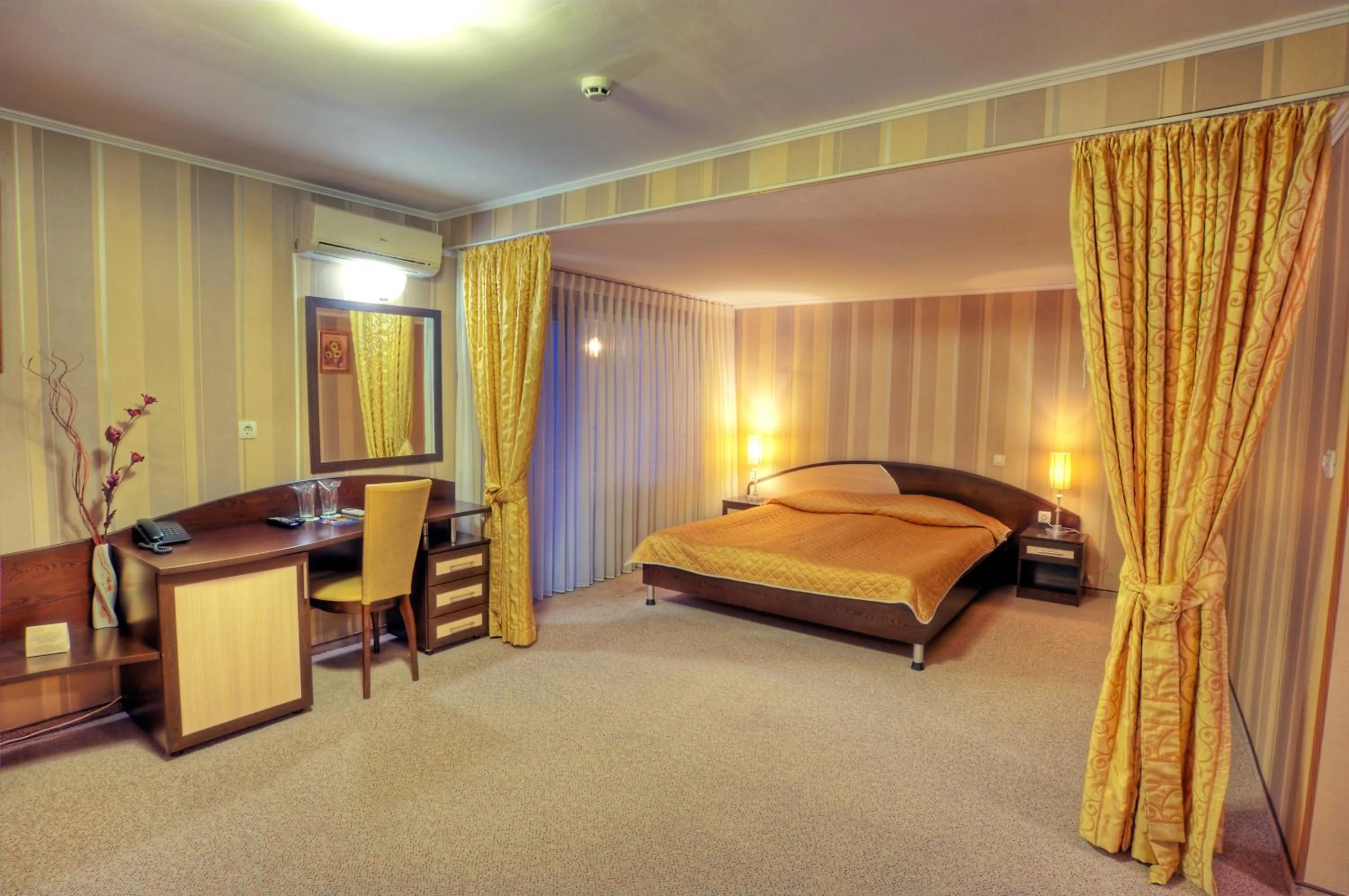 Photo of the whole room, Bed in Luxor Hotel