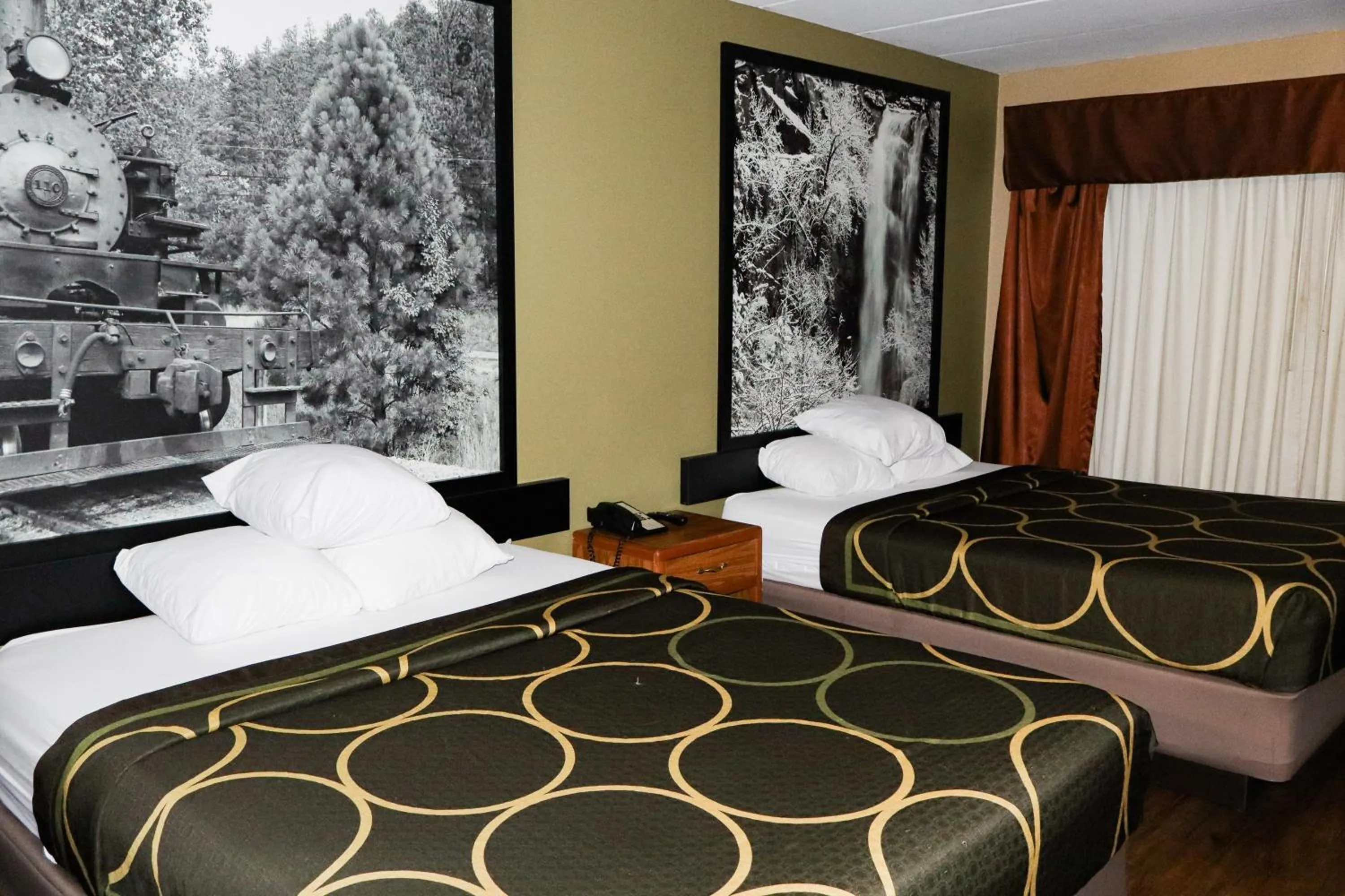 Bedroom, Bed in Super 8 by Wyndham Rapid City