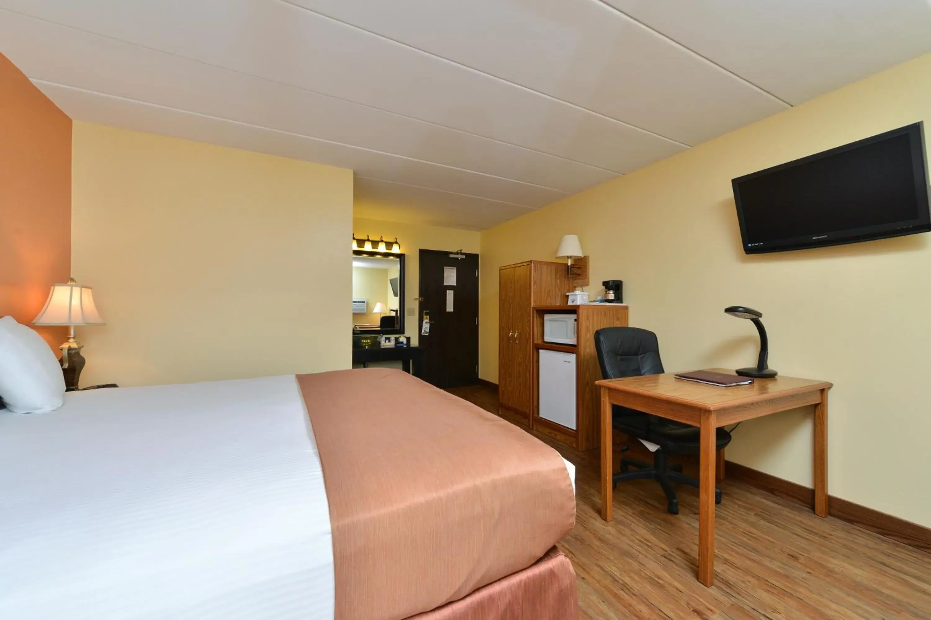 Bedroom, Bed in Super 8 by Wyndham Rapid City Bedroom, Bed in Super 8 by Wyndham Rapid City