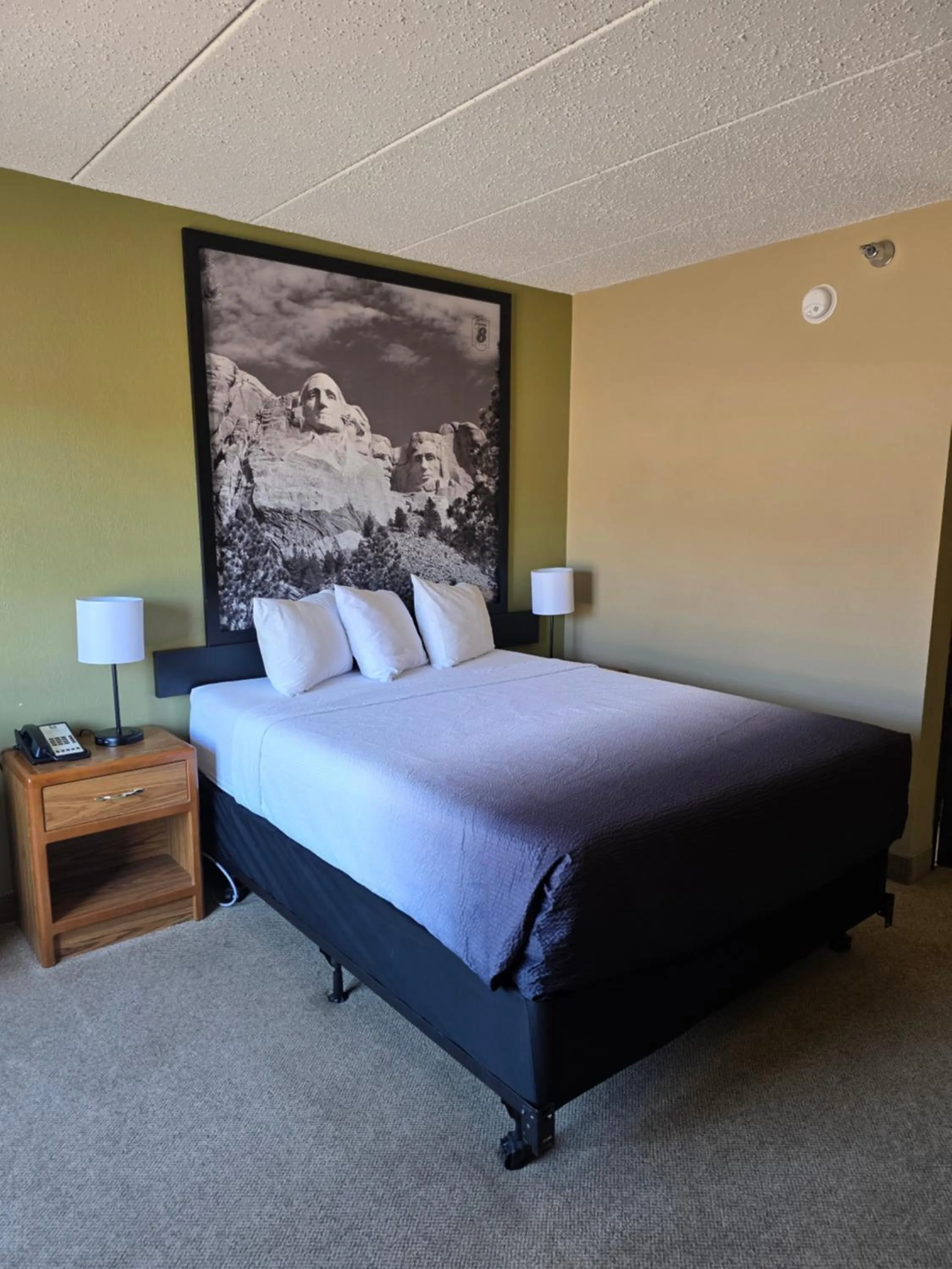 Bedroom, Bed in Super 8 by Wyndham Rapid City