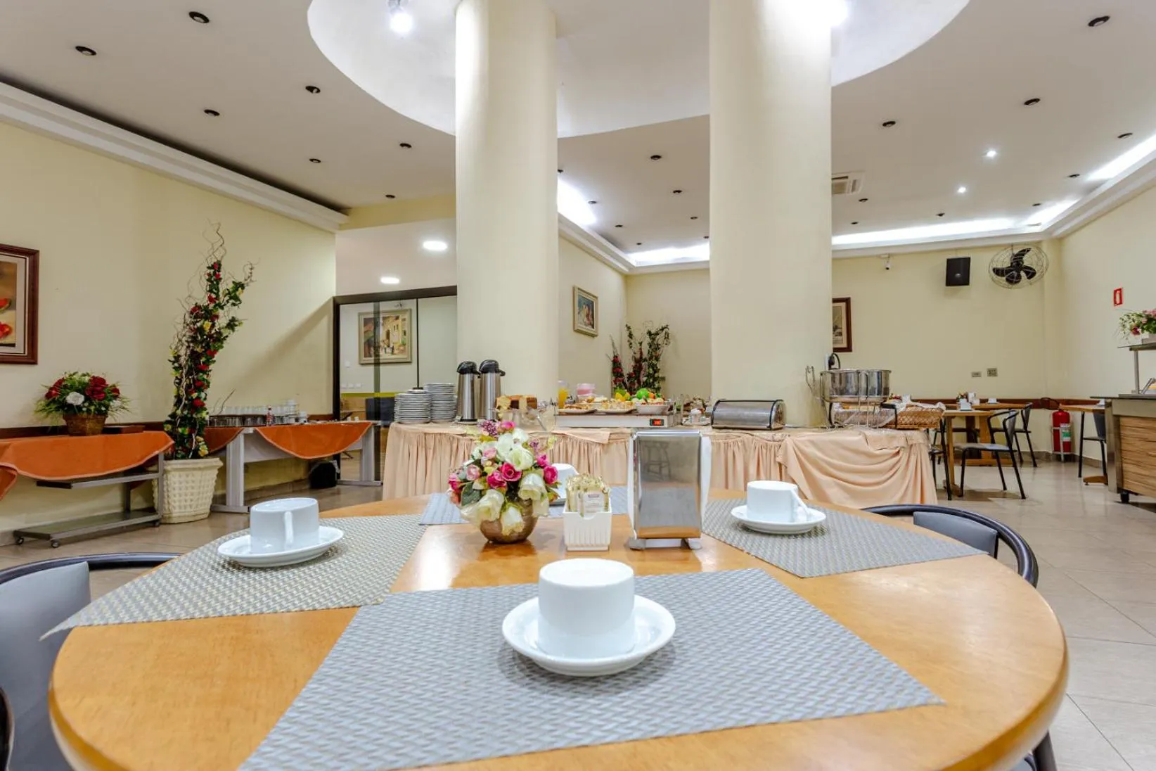 Restaurant/places to eat in Daher Center Hotel