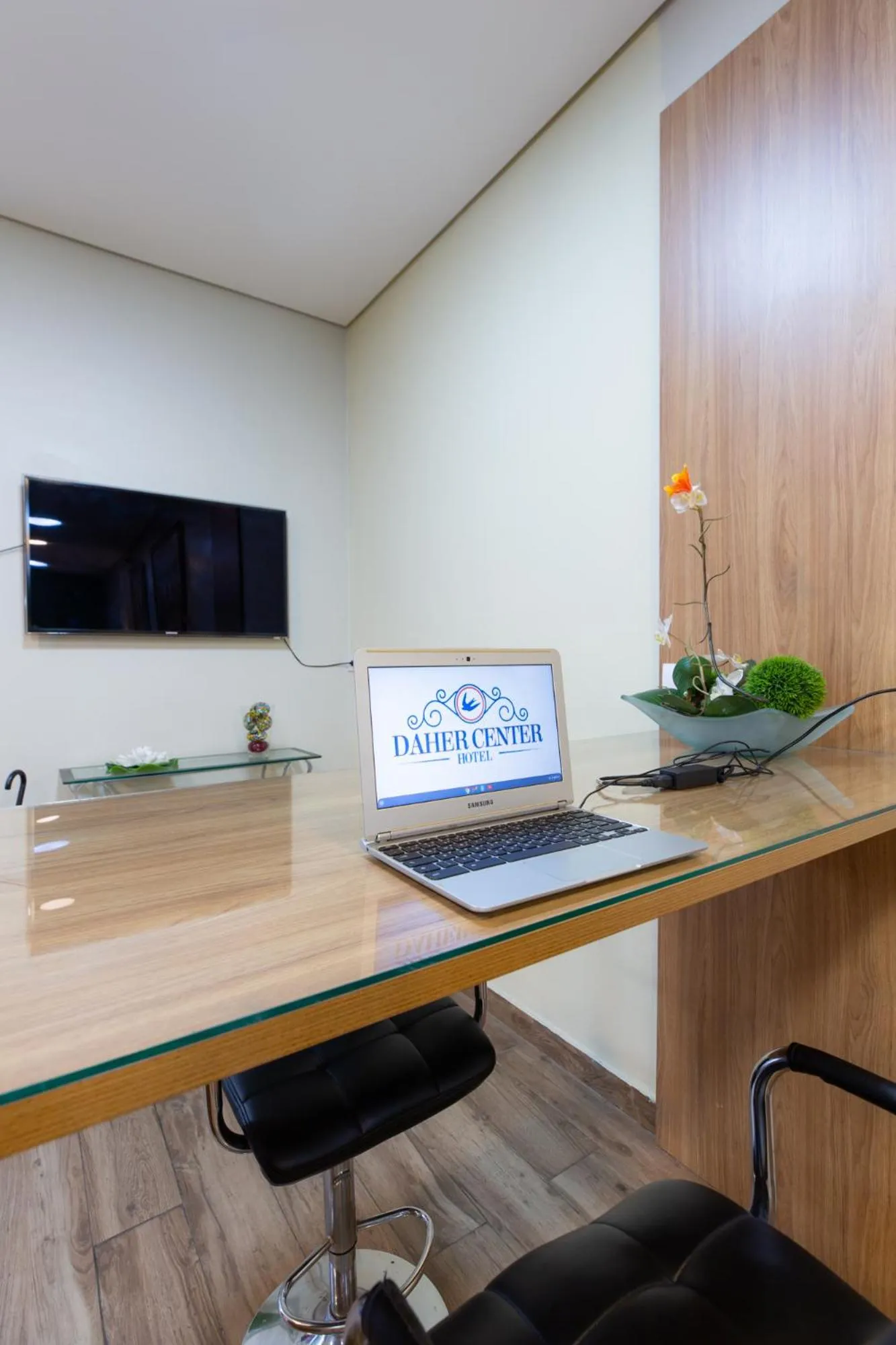 Communal lounge/ TV room in Daher Center Hotel