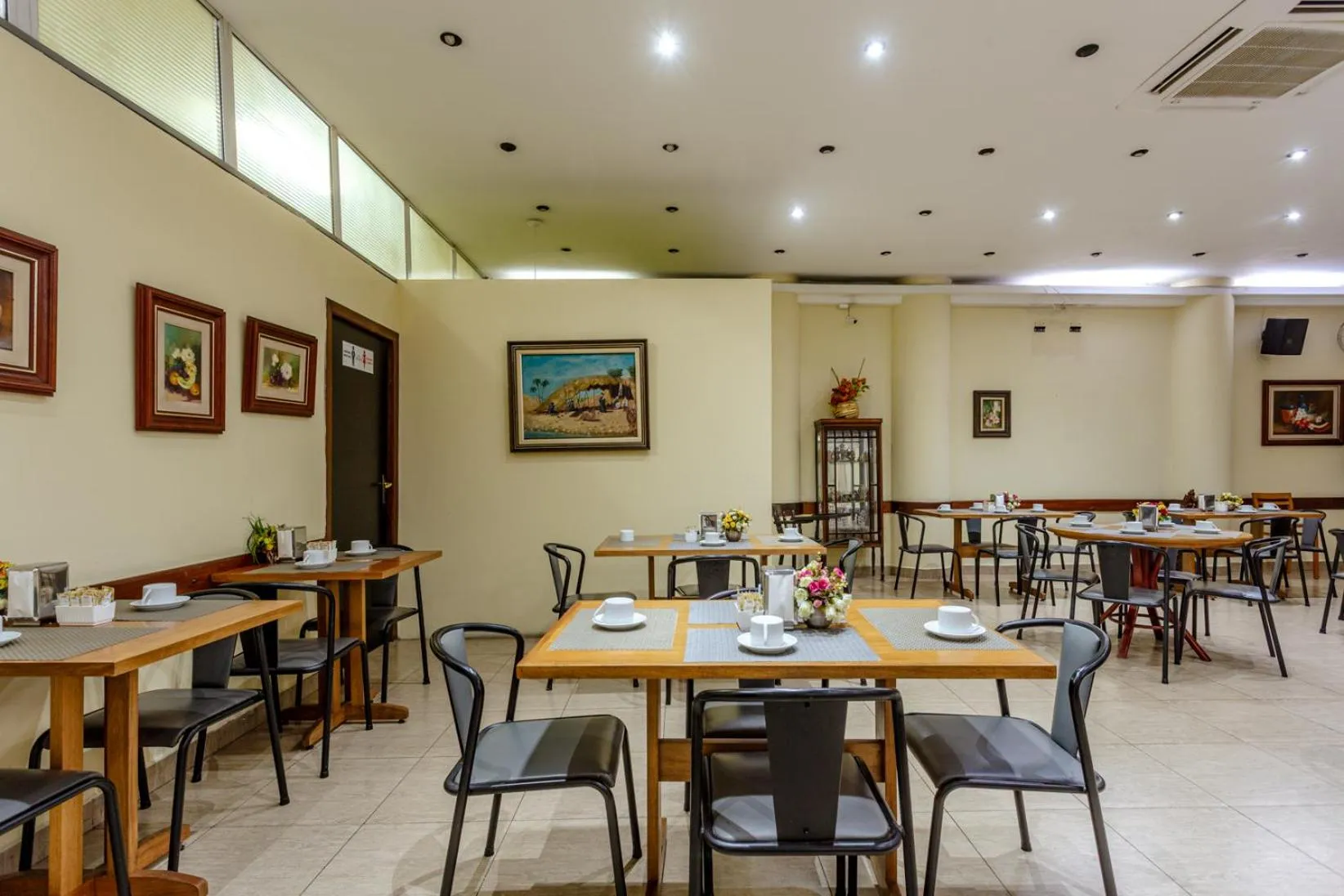 Restaurant/places to eat in Daher Center Hotel