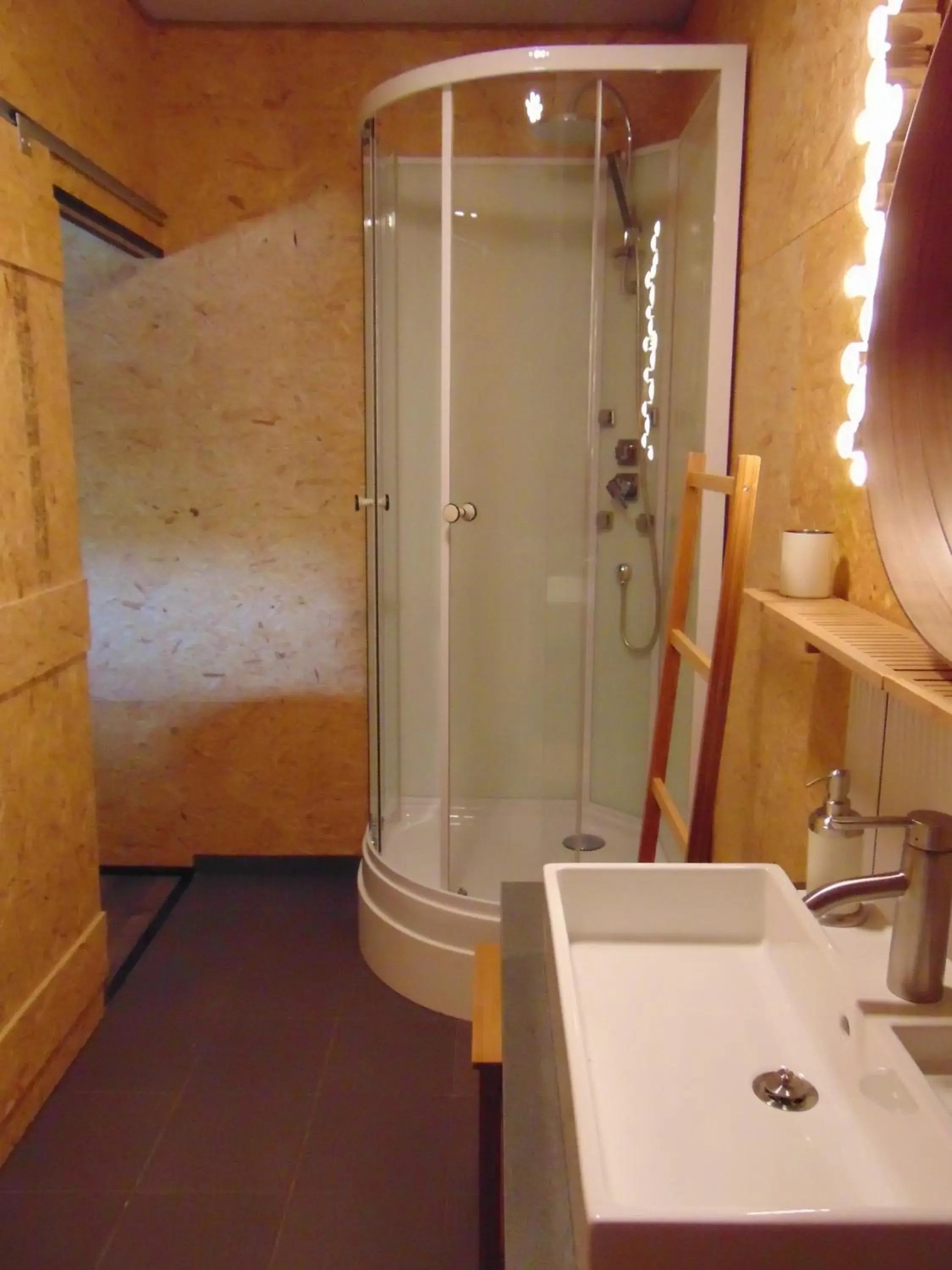 Double Room in Lomalienne Double Room in Lomalienne