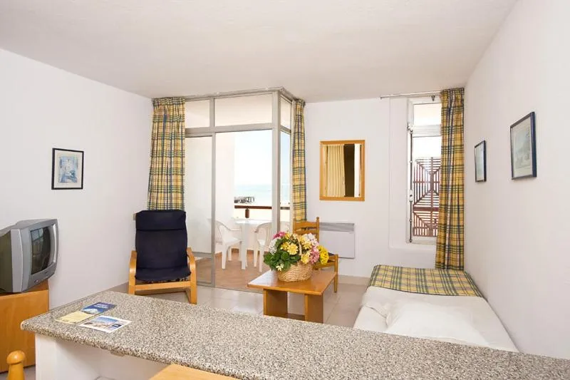 Kitchen or kitchenette in Apartamentos Edificio Albufeira - Alojamento Local