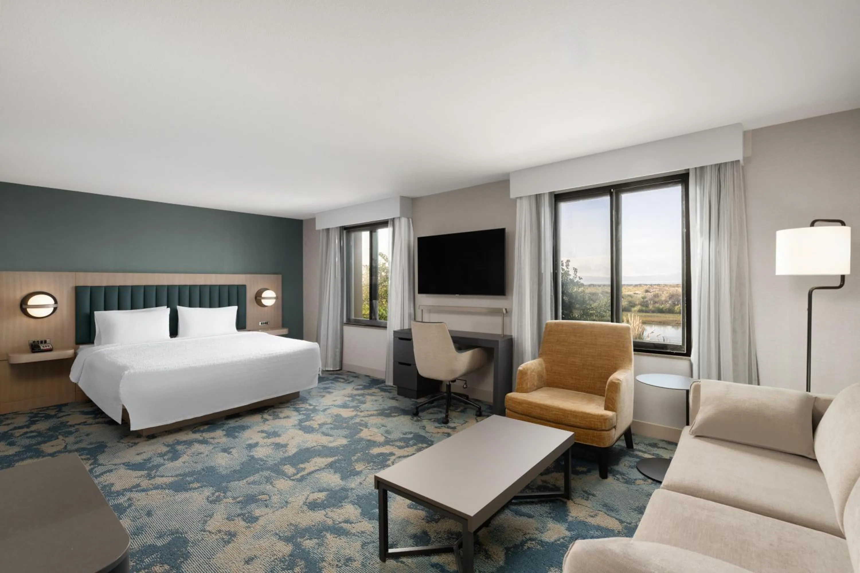 Living room, Bed in Hampton Inn & Suites Oakland Airport-Alameda