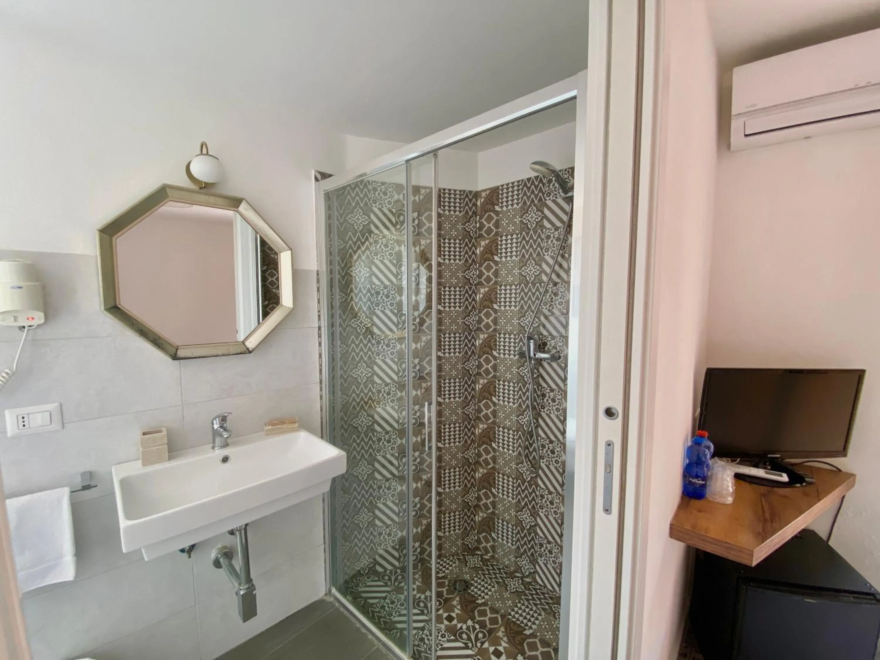 Shower in Hotel Villino Gallodoro