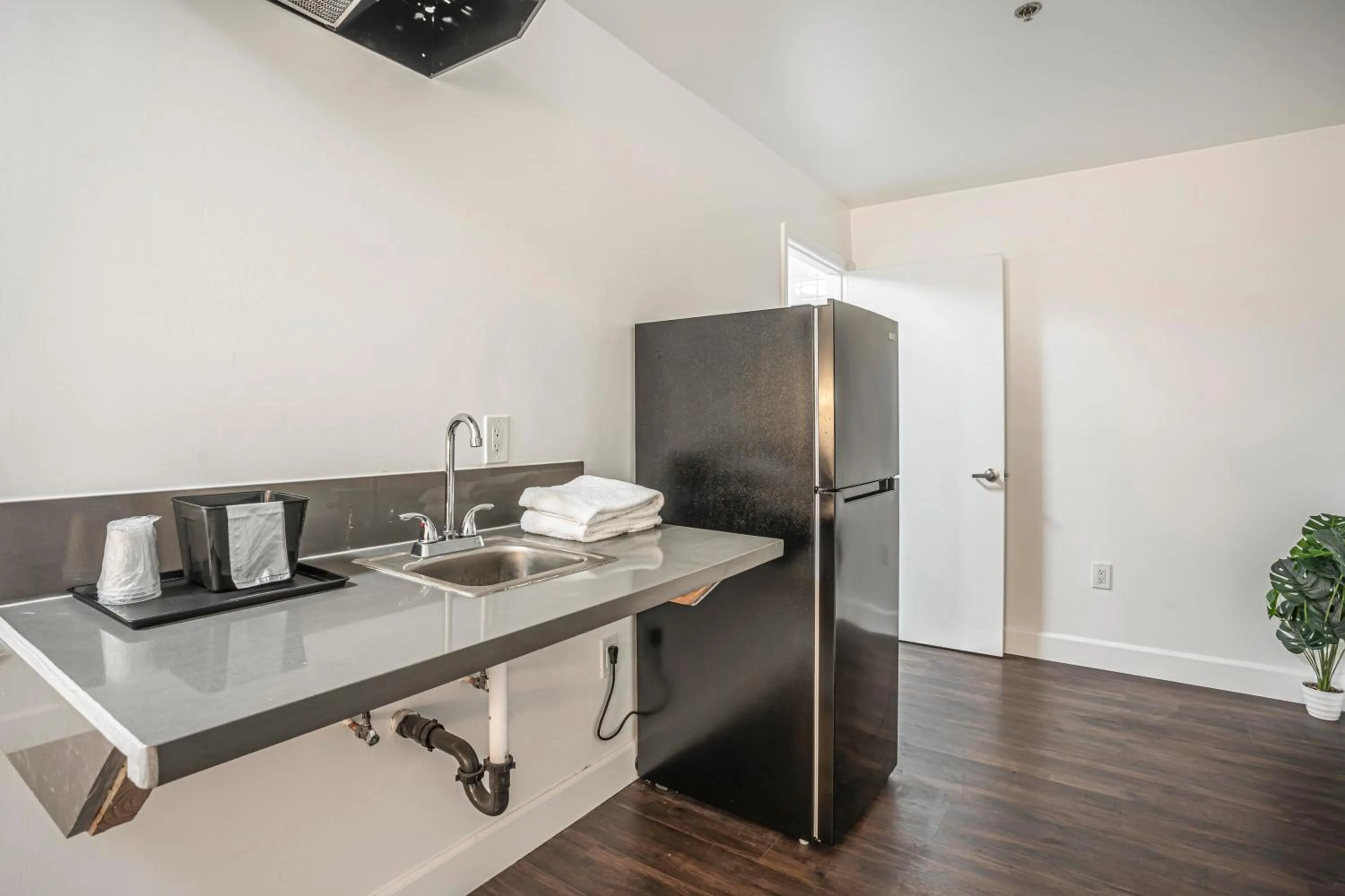 Kitchen or kitchenette in The Greens Hotel on Del Paso