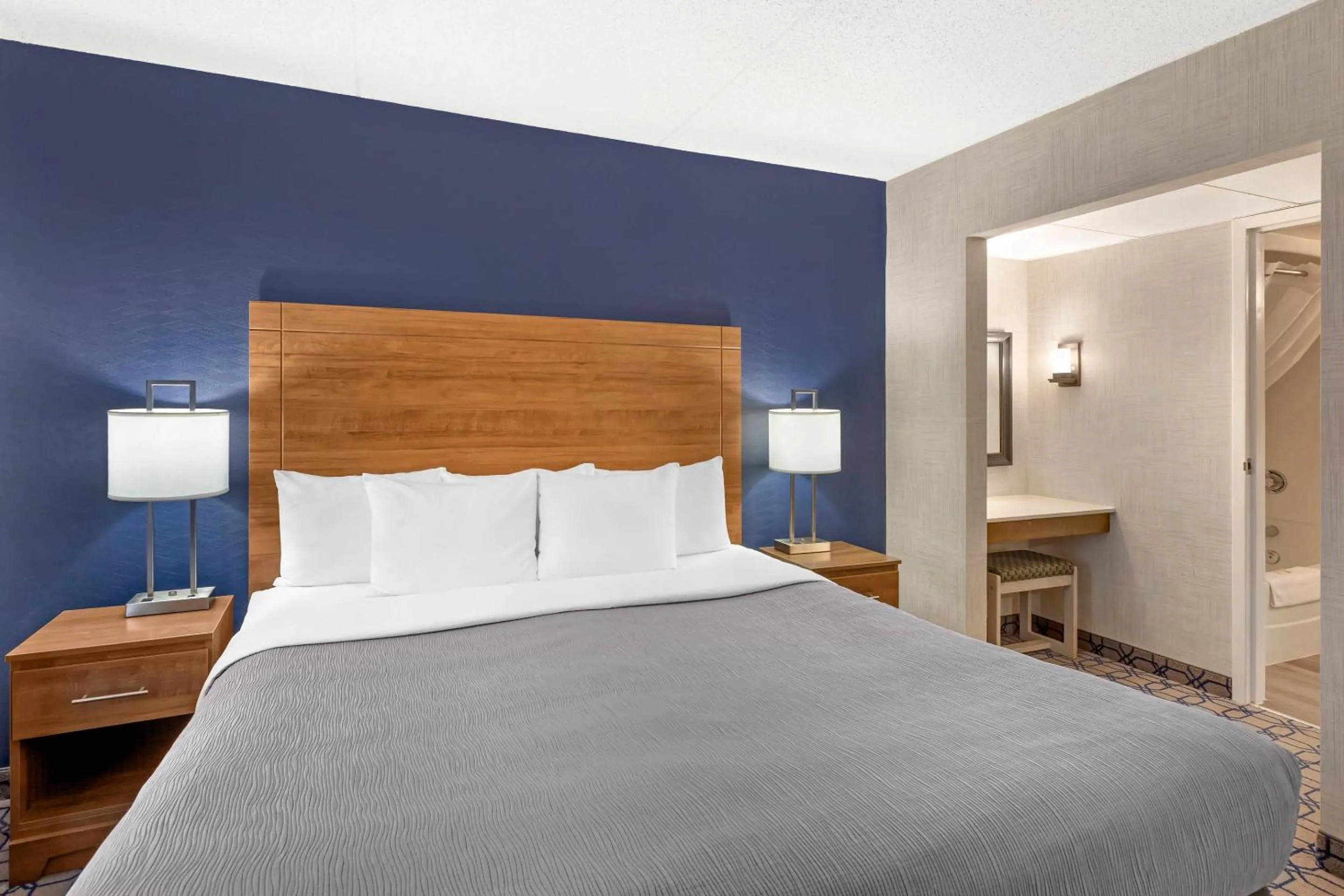 Bedroom, Bed in Quality Suites