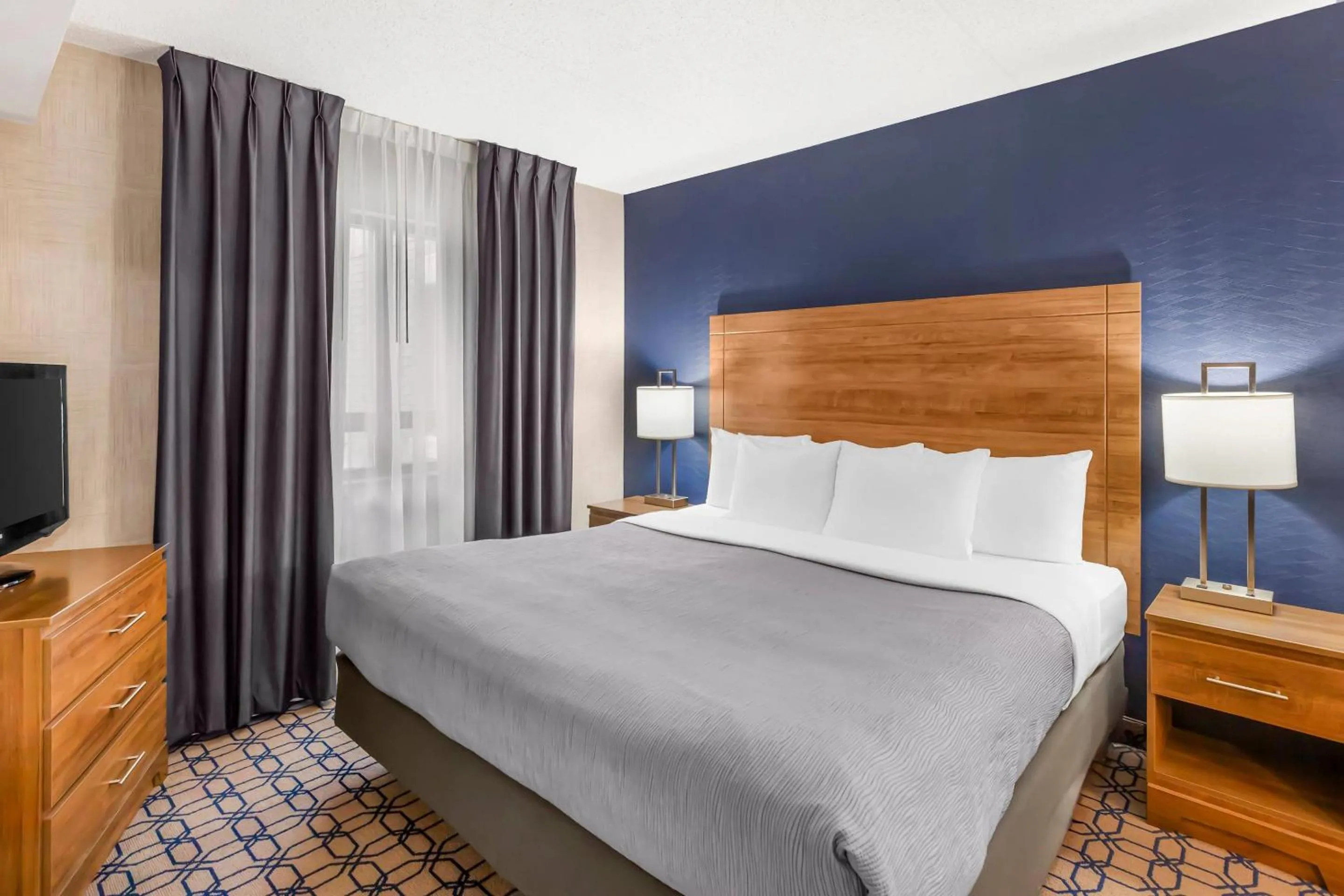 Bedroom, Bed in Quality Suites