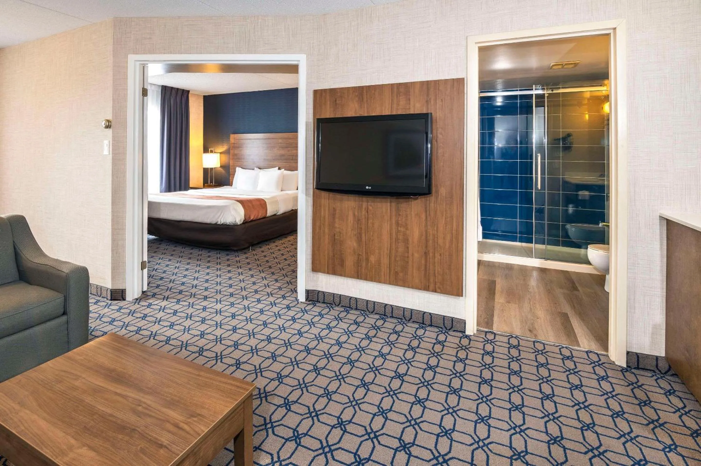 Bedroom, Bed in Quality Suites