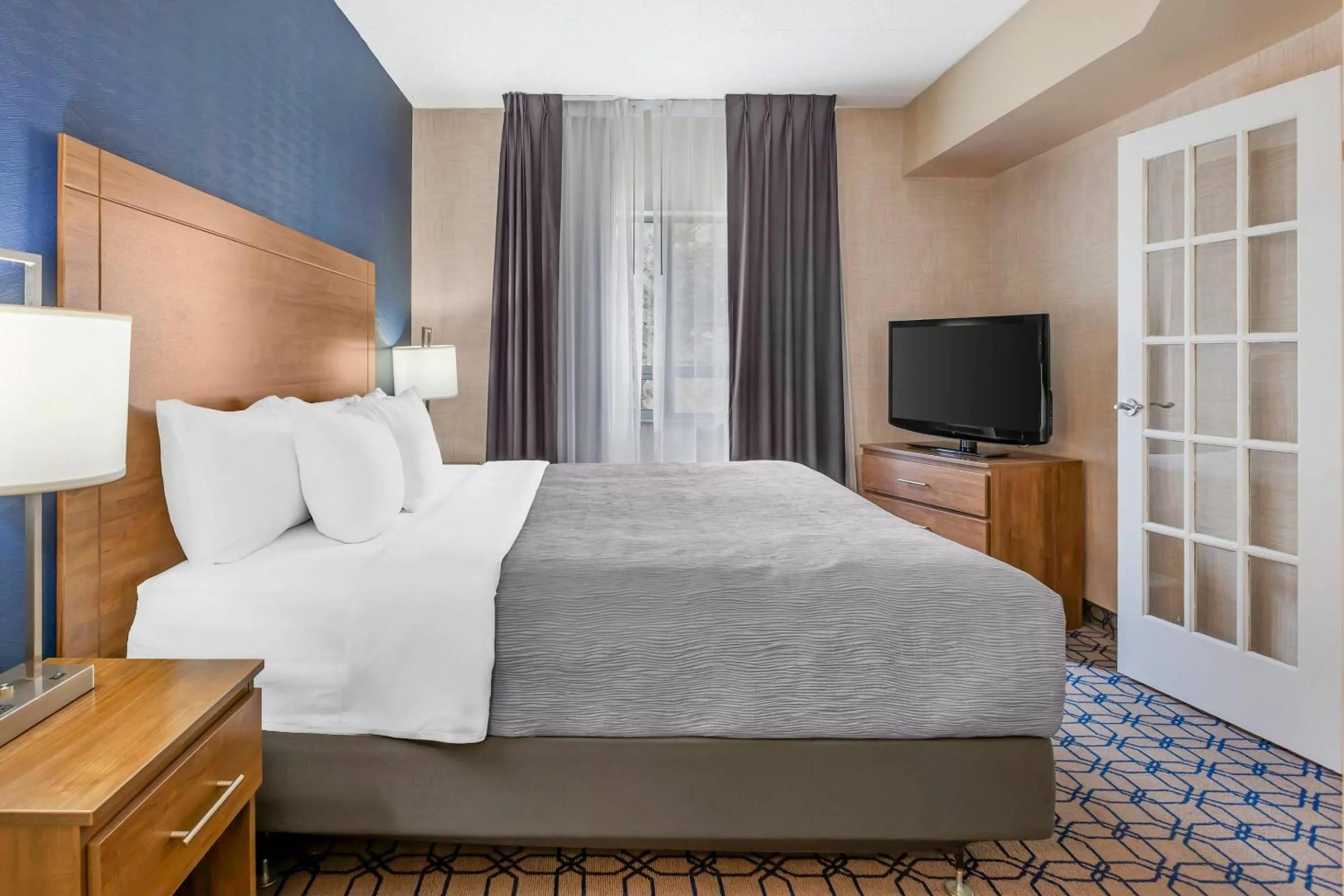 Bedroom, Bed in Quality Suites