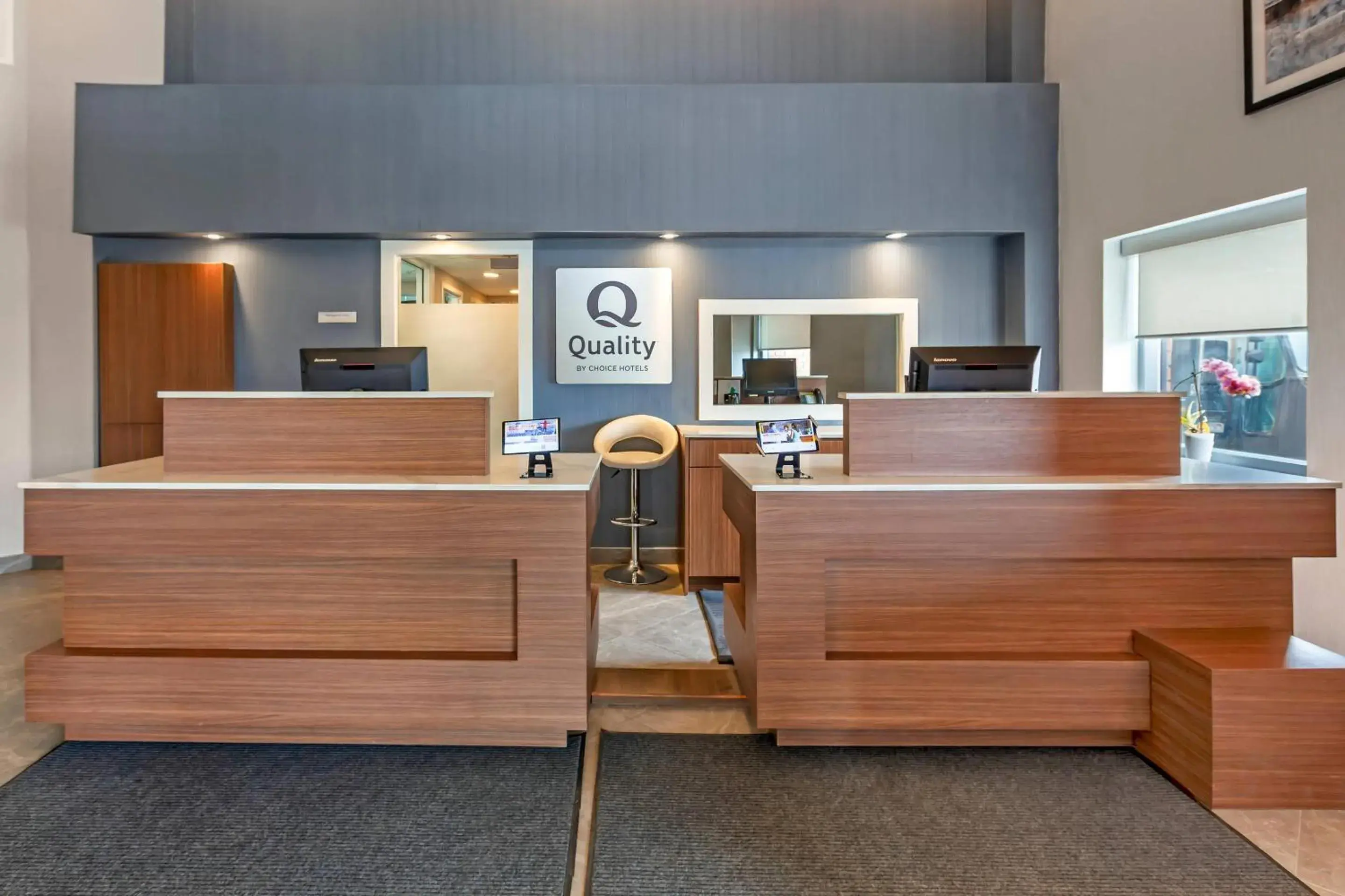 Lobby or reception in Quality Suites Lobby or reception in Quality Suites