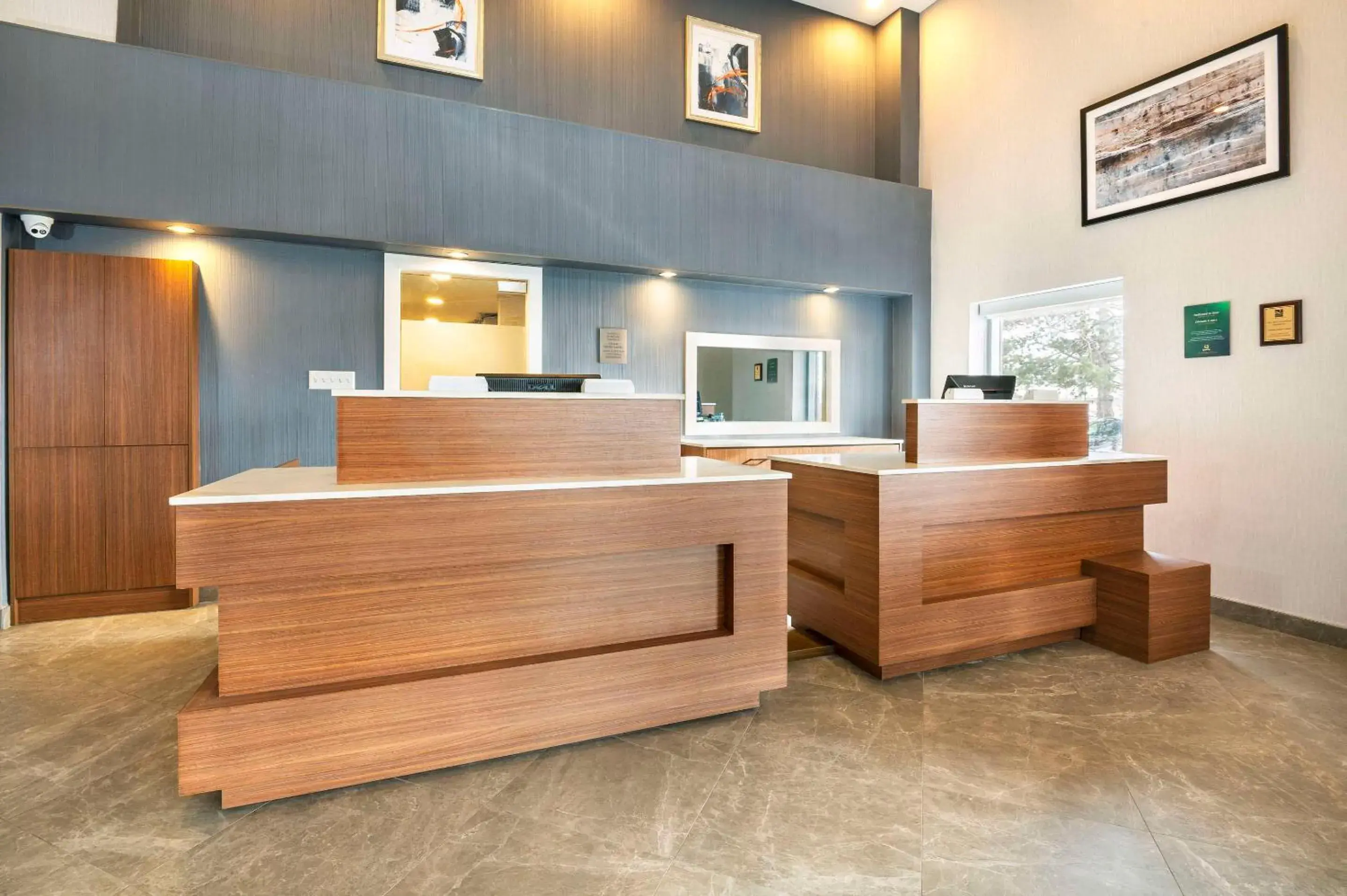 Lobby or reception in Quality Suites Lobby or reception in Quality Suites