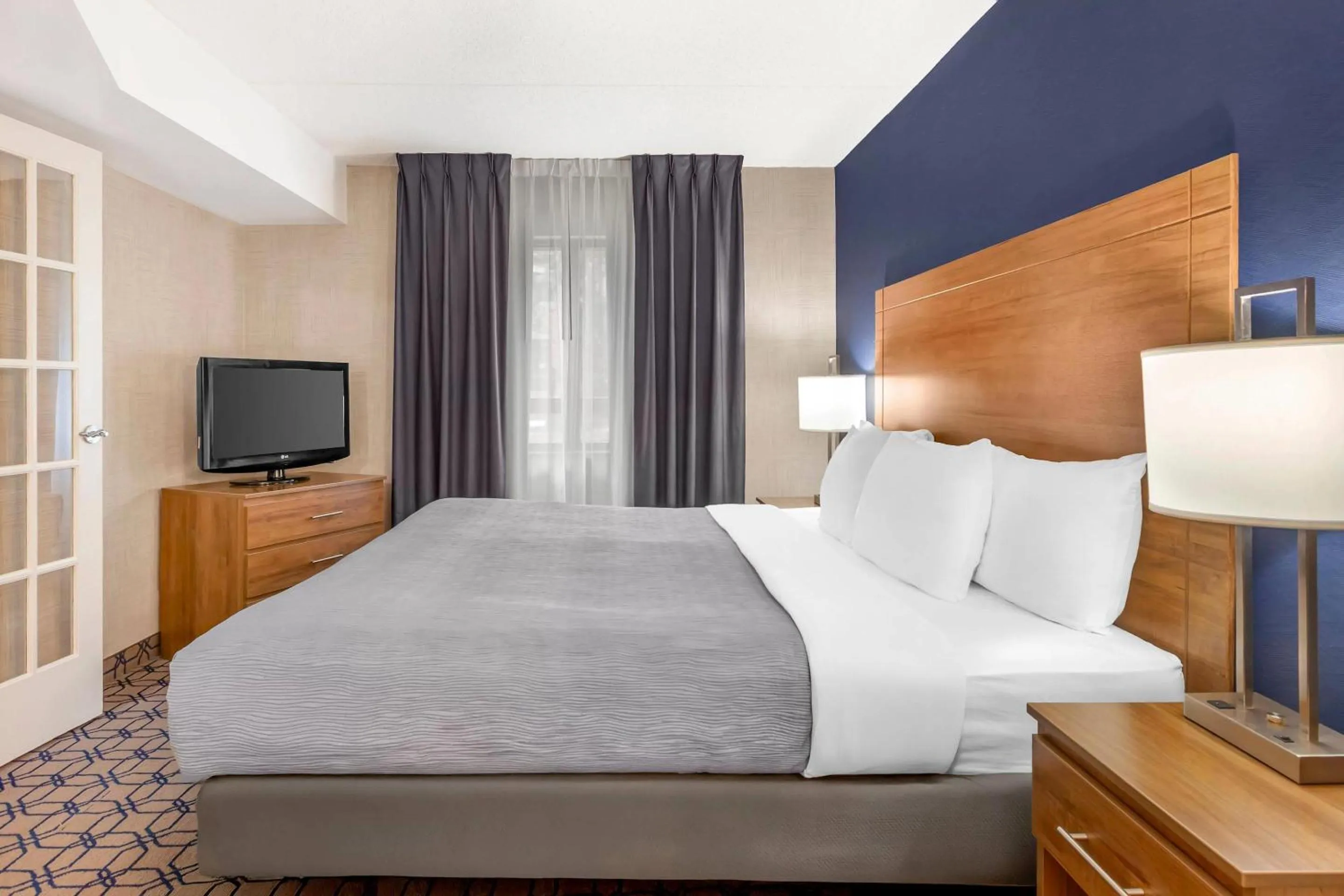 Bedroom, Bed in Quality Suites