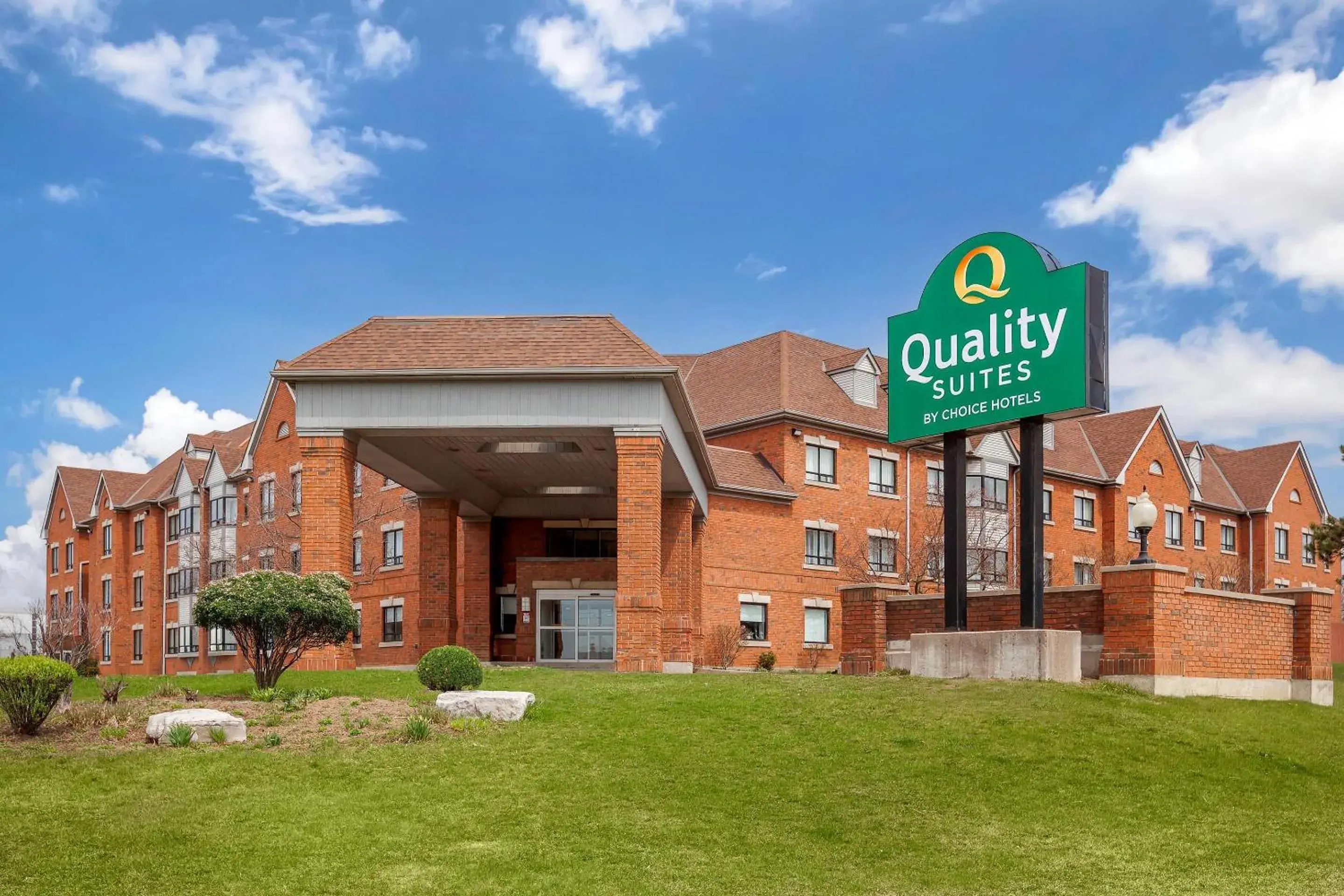 Property building in Quality Suites Property building in Quality Suites