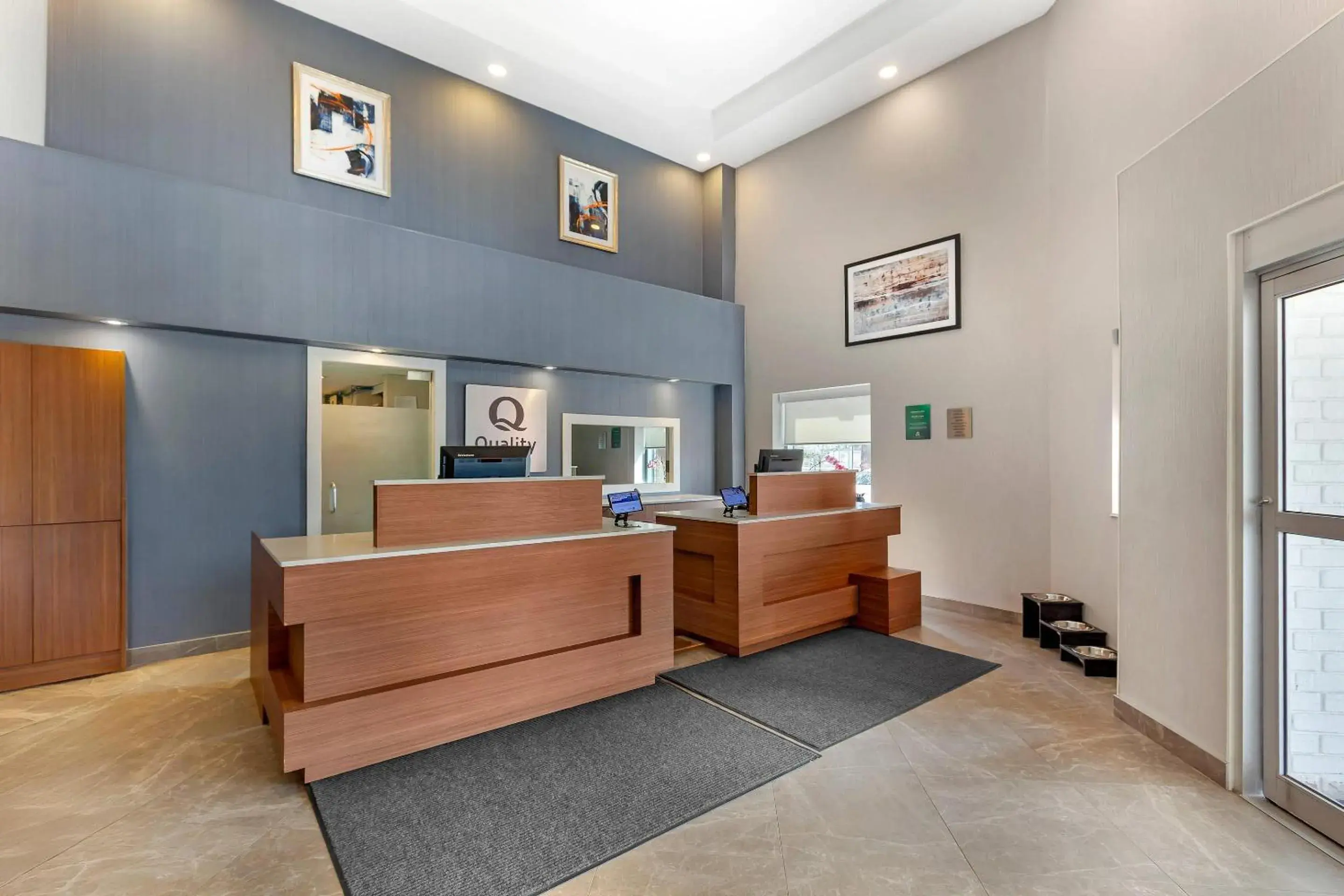 Lobby or reception in Quality Suites Lobby or reception in Quality Suites