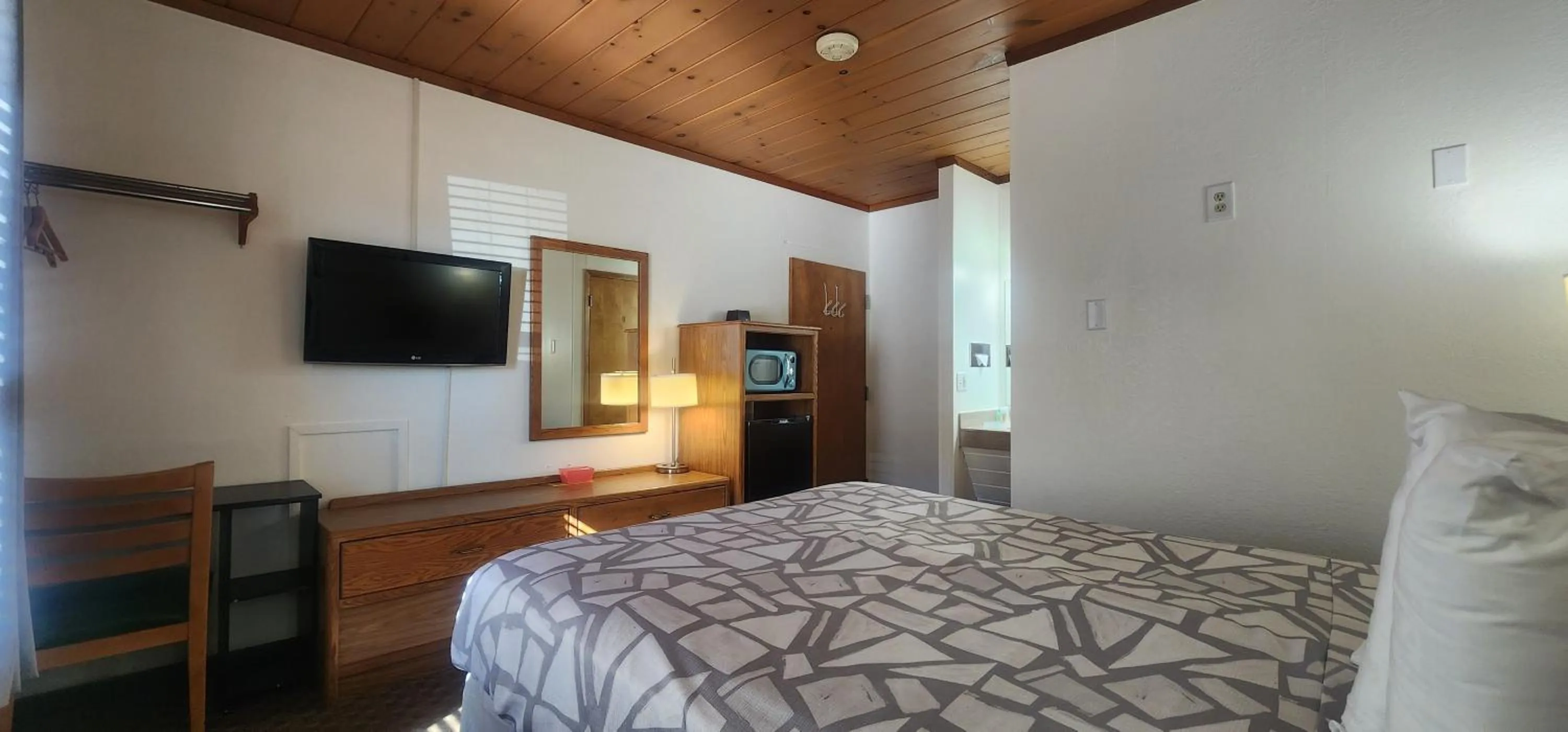 Bed in Lantern Motel