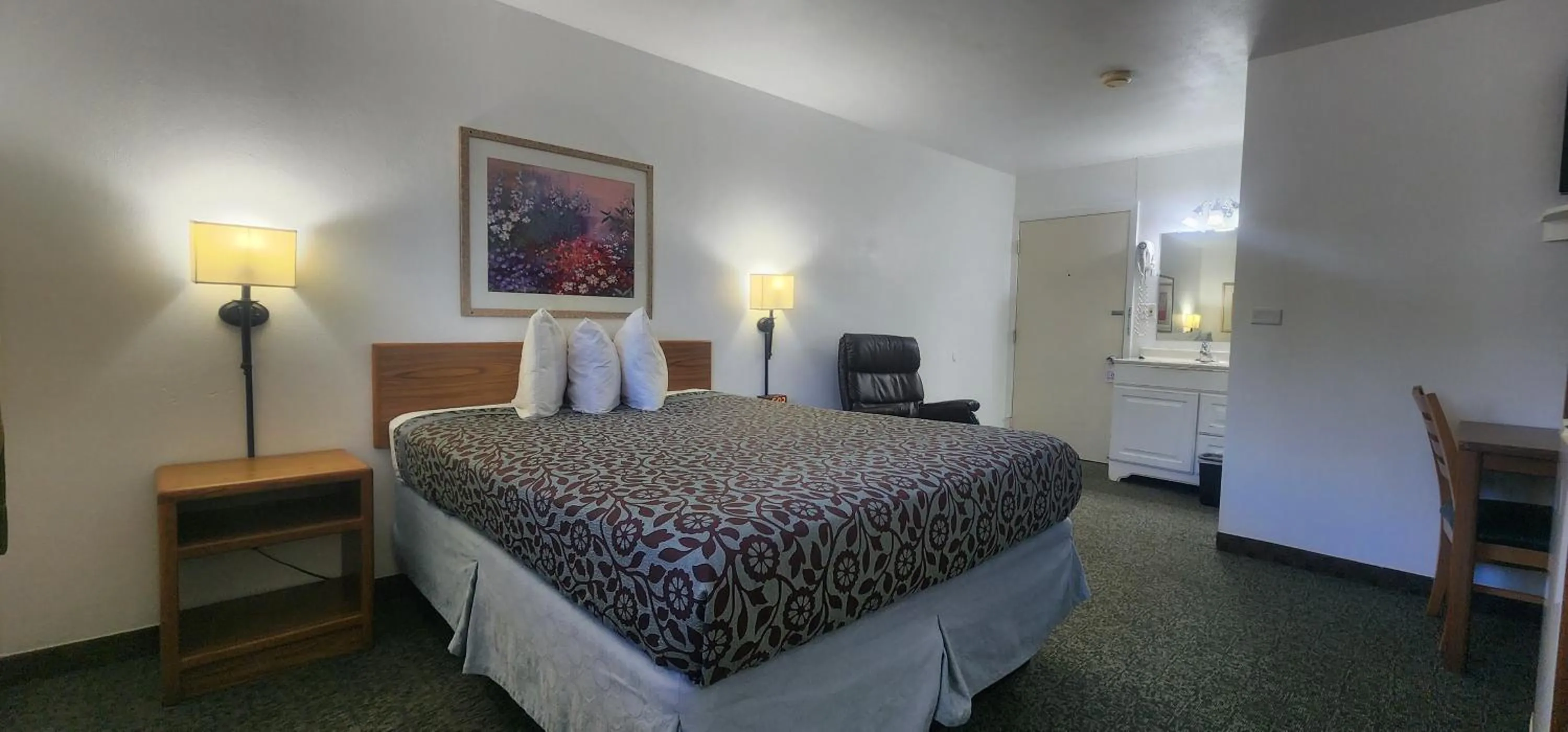 Bed in Lantern Motel