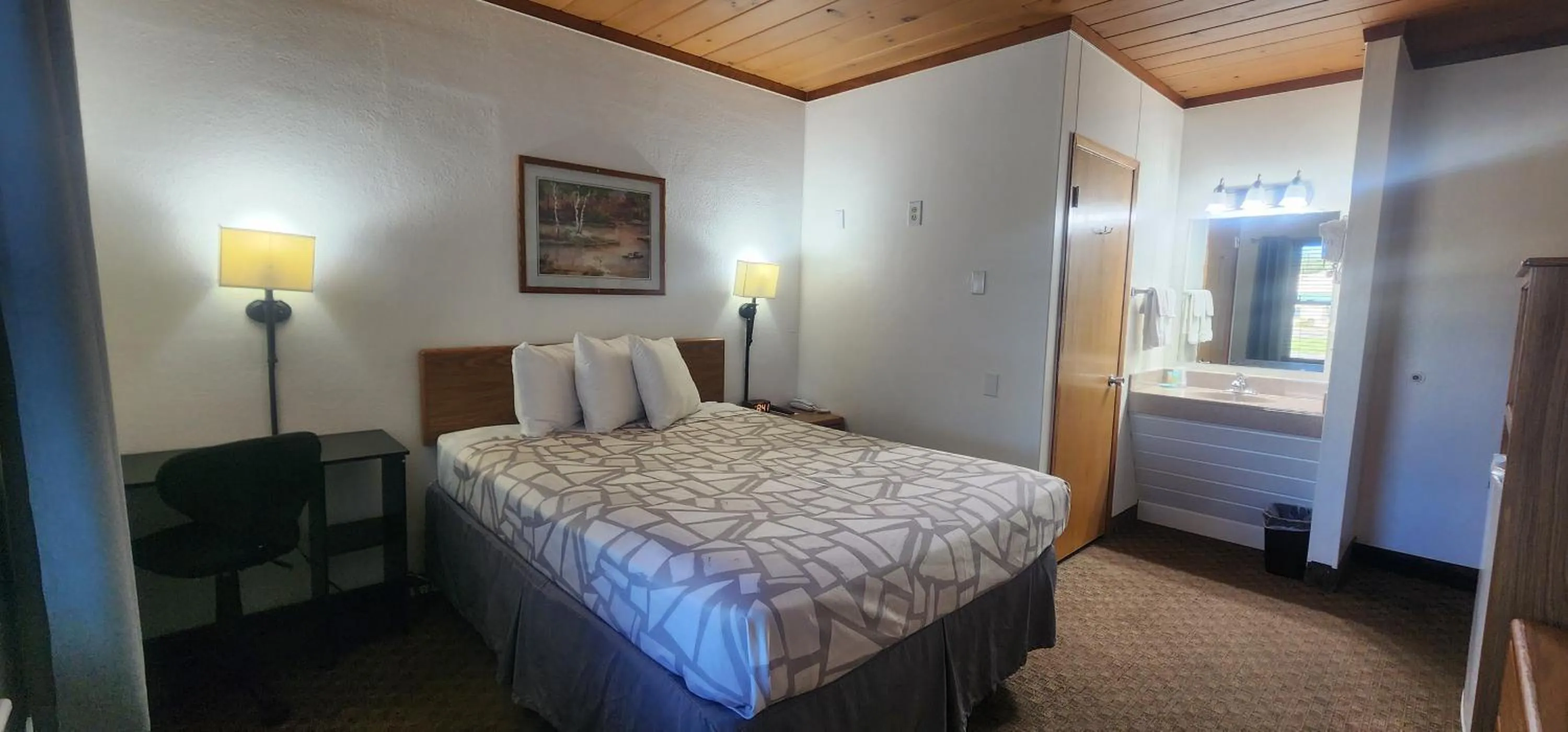 Bed in Lantern Motel