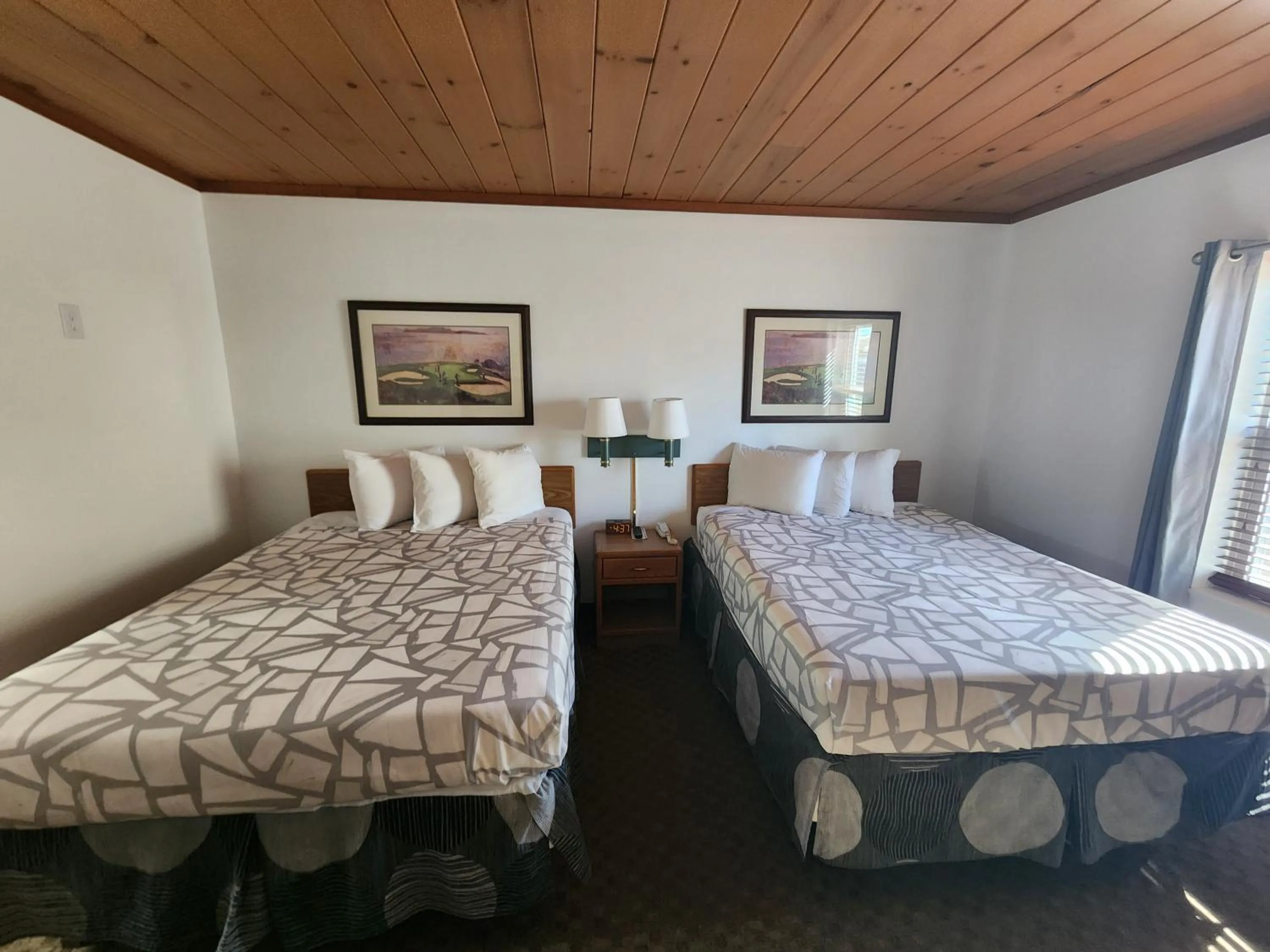 Bed in Lantern Motel